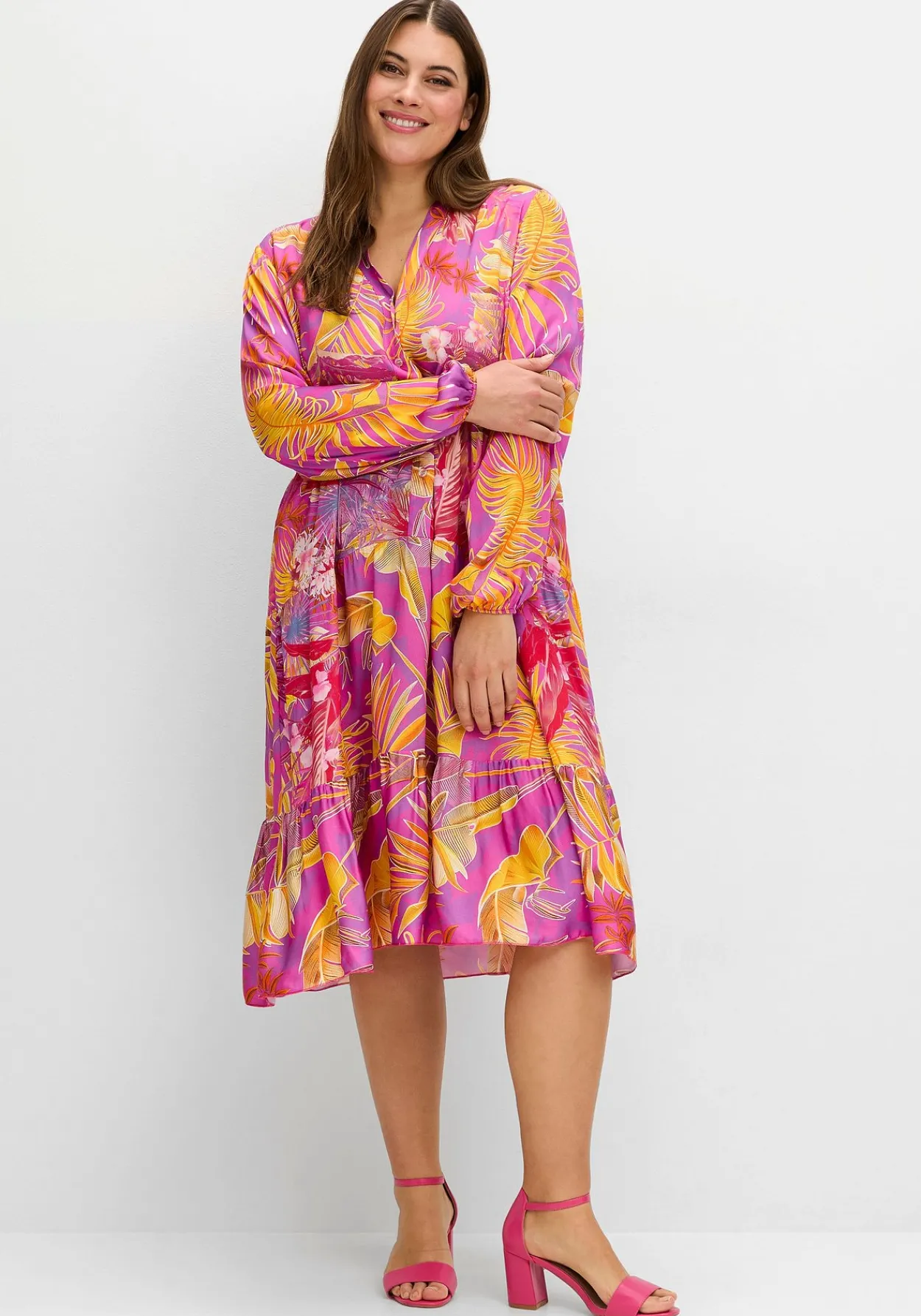 Kurzes Kaskadenkleid mit Alloverdruck<sheego loves miss goodlife Online