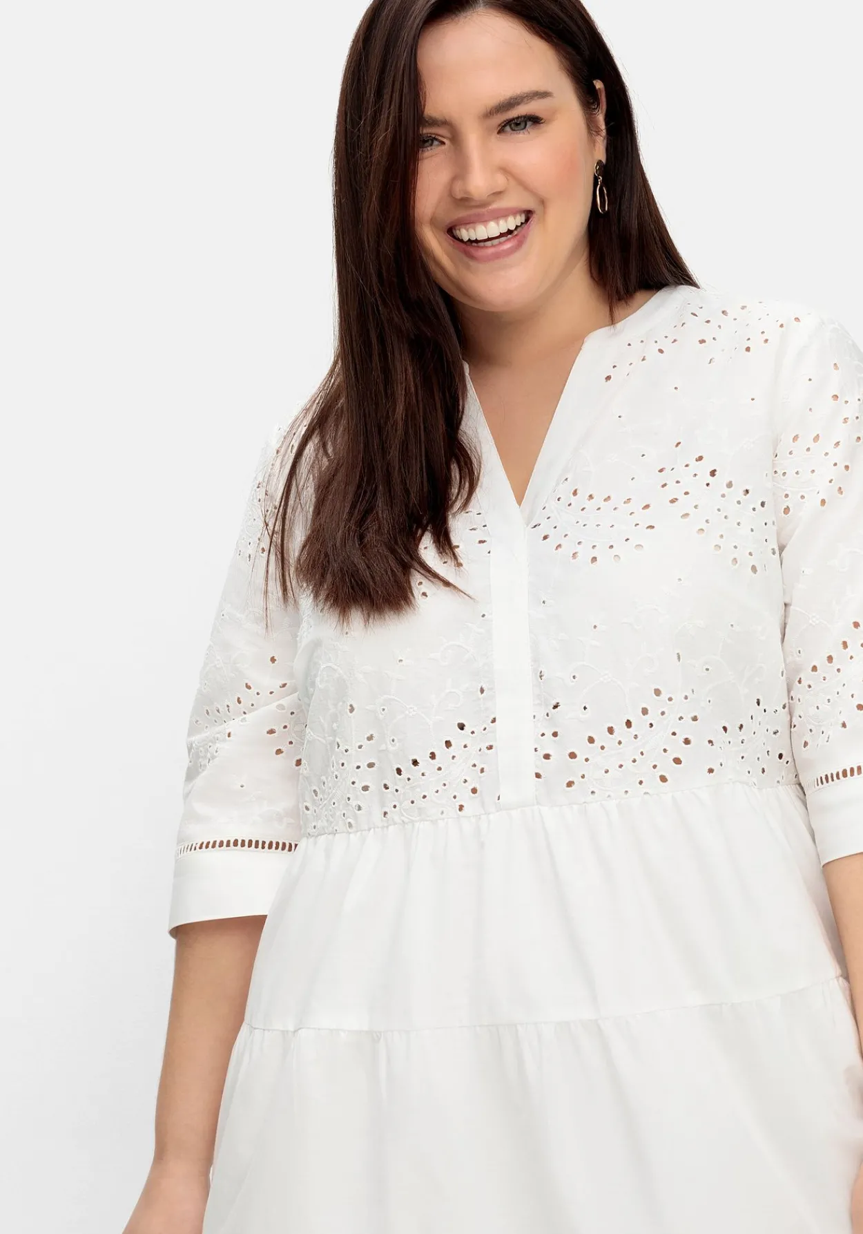 Kurzes Kleid mit Lochstickerei und Ajourmuster<sheego Outlet