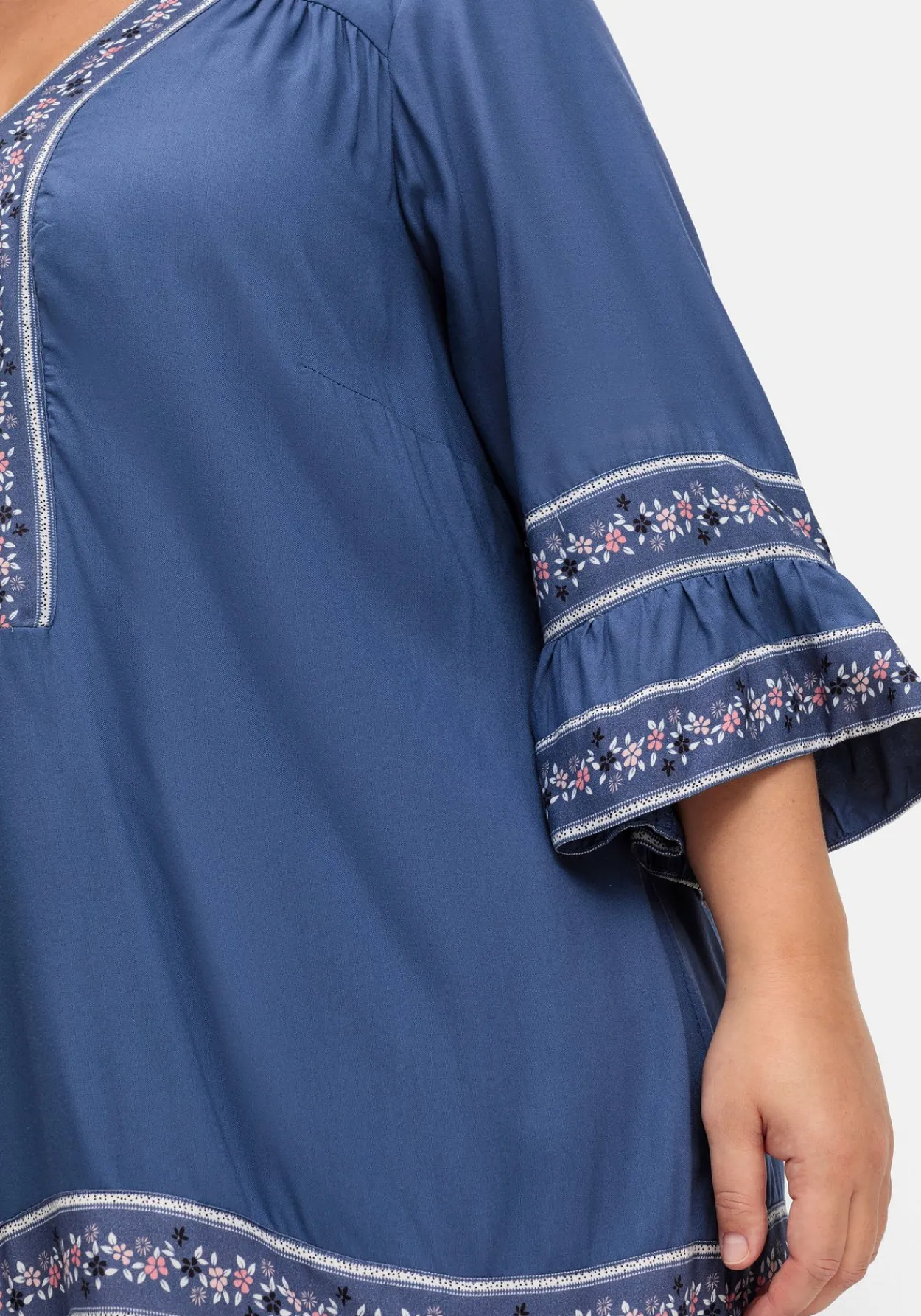 Kurzes Tunikakleid mit Zierband-Details<sheego Hot