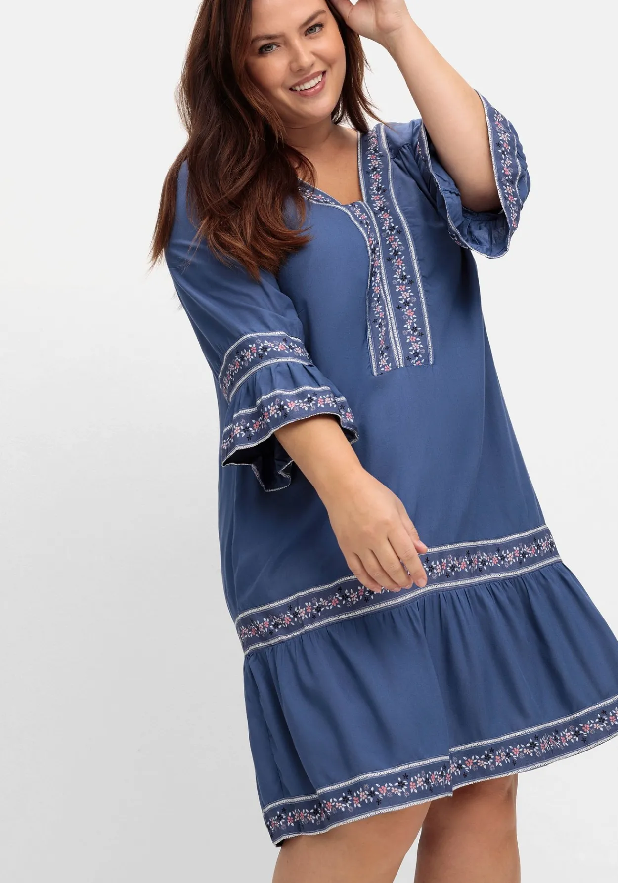 Kurzes Tunikakleid mit Zierband-Details<sheego Hot