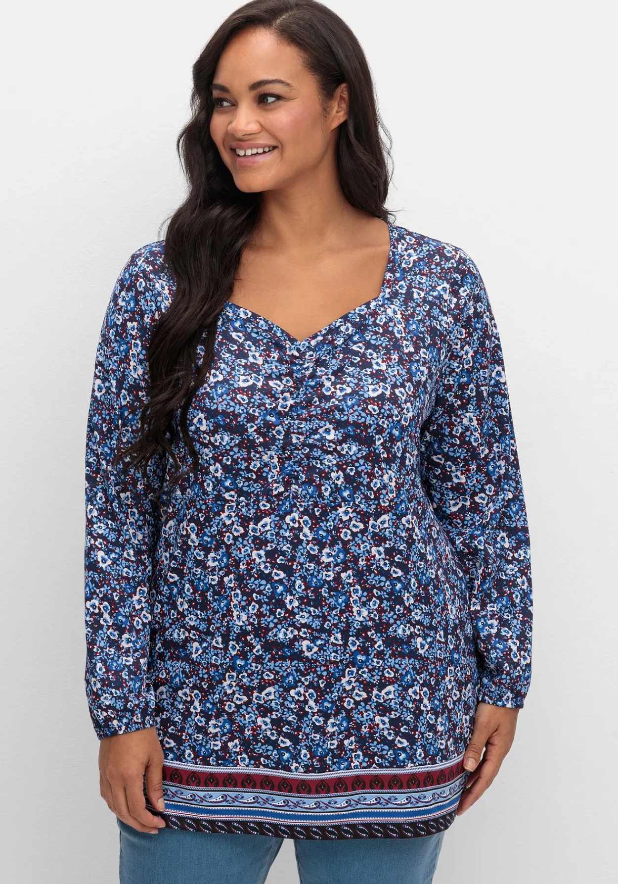 Langarmshirt mit Alloverprint und Herz-Ausschnitt<sheego Sale