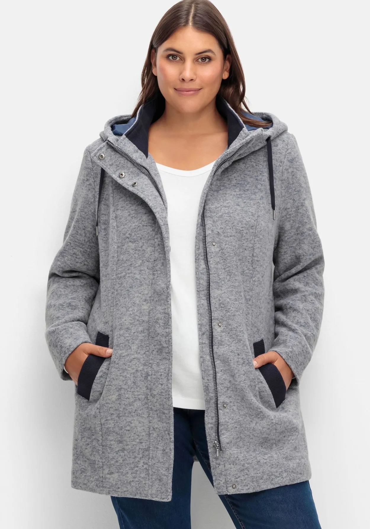 Lange Kapuzenjacke mit Kontrastdetails<sheego Online