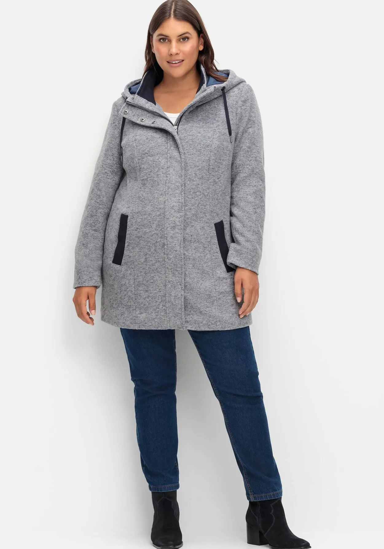 Lange Kapuzenjacke mit Kontrastdetails<sheego Online