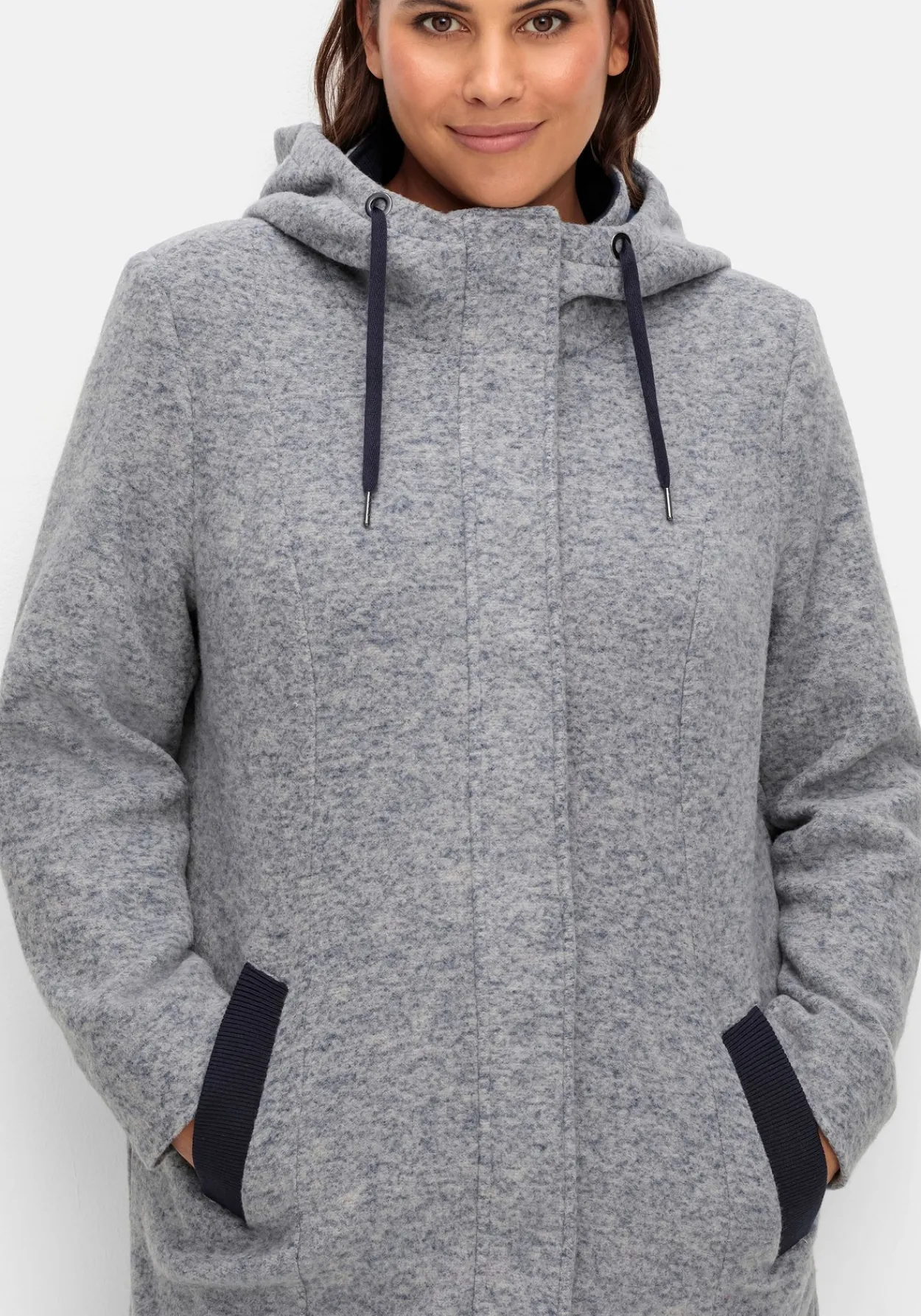 Lange Kapuzenjacke mit Kontrastdetails<sheego Online