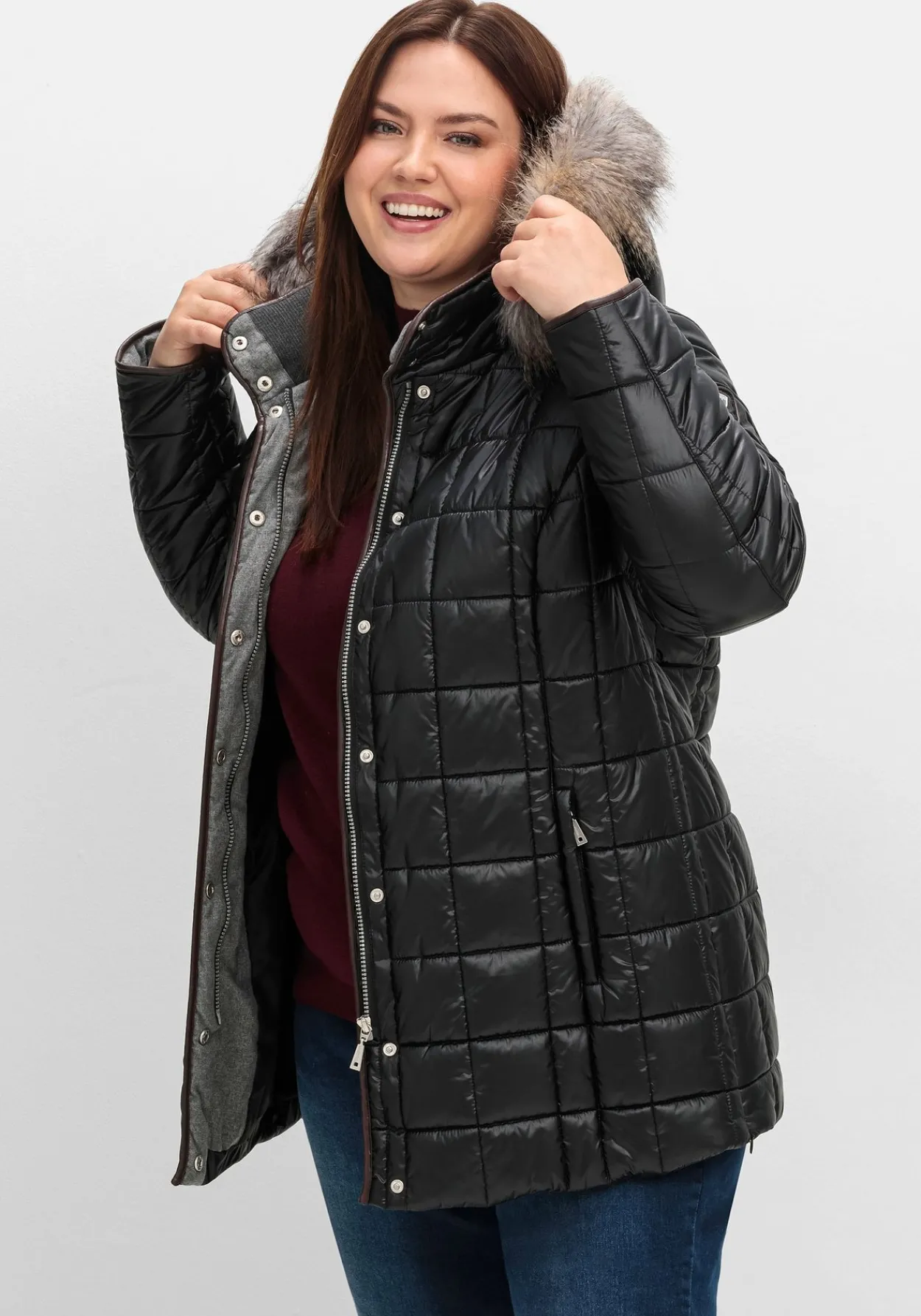 Leicht glänzende Steppjacke mit Kunstfell-Kapuze<sheego Sale