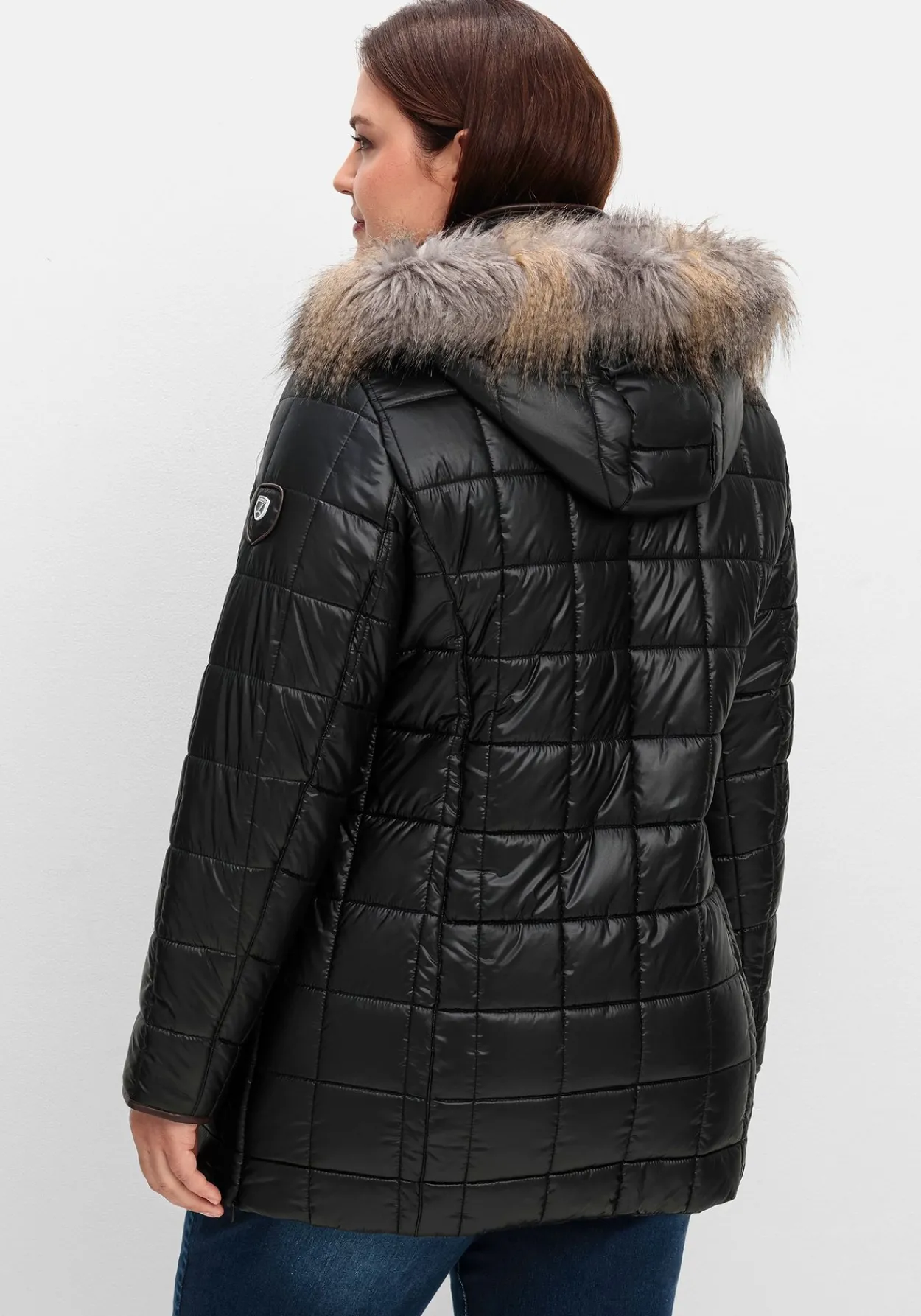 Leicht glänzende Steppjacke mit Kunstfell-Kapuze<sheego Sale