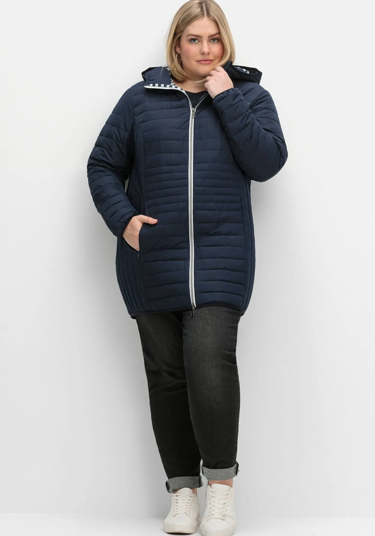Leicht wattierte Longsteppjacke mit Kapuze<sheego Outlet