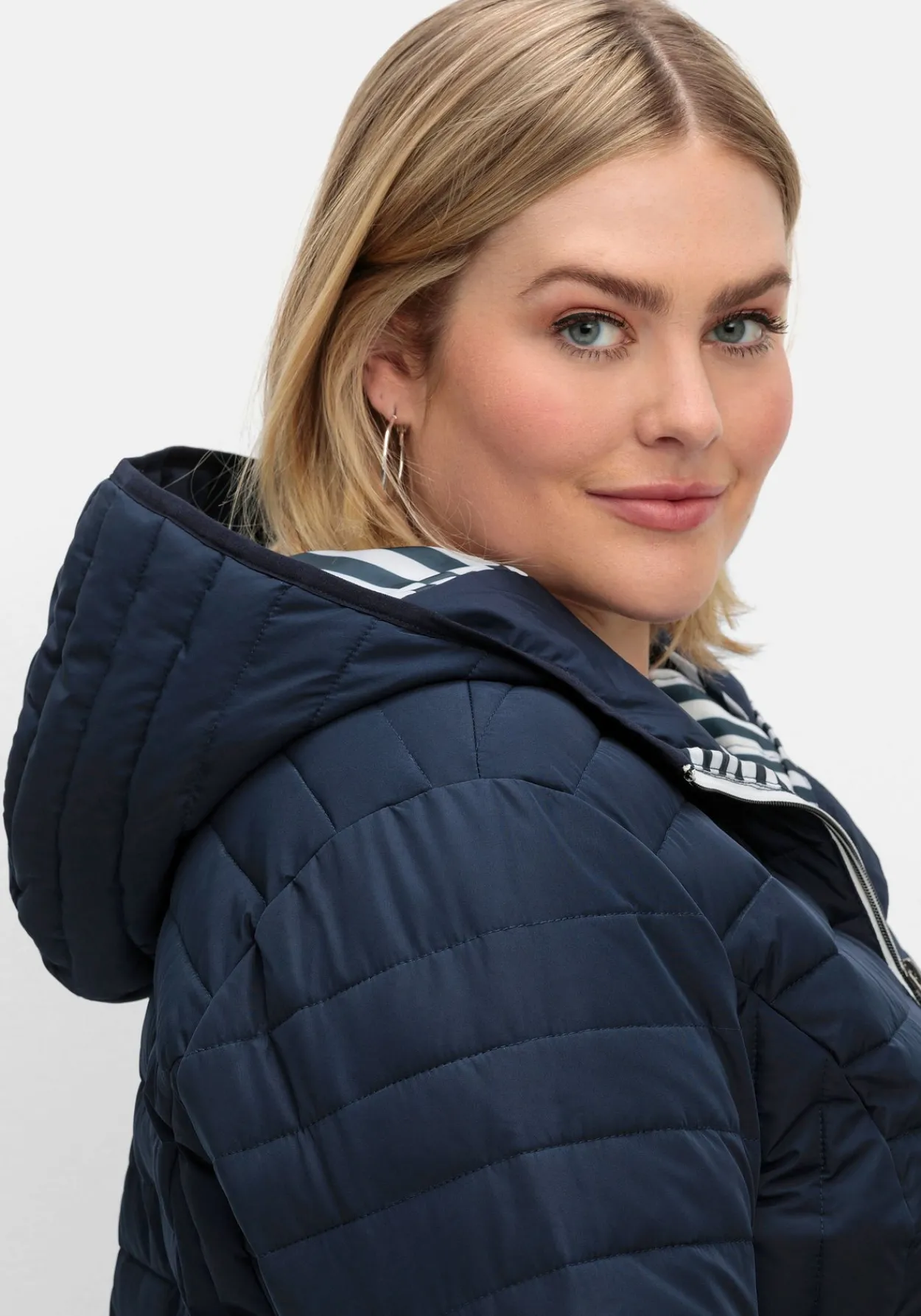 Leicht wattierte Longsteppjacke mit Kapuze<sheego Outlet