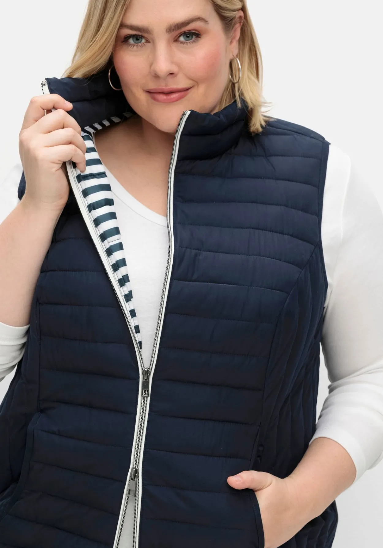 Leicht wattierte Steppweste mit 2-Wege-Zipper<sheego Fashion