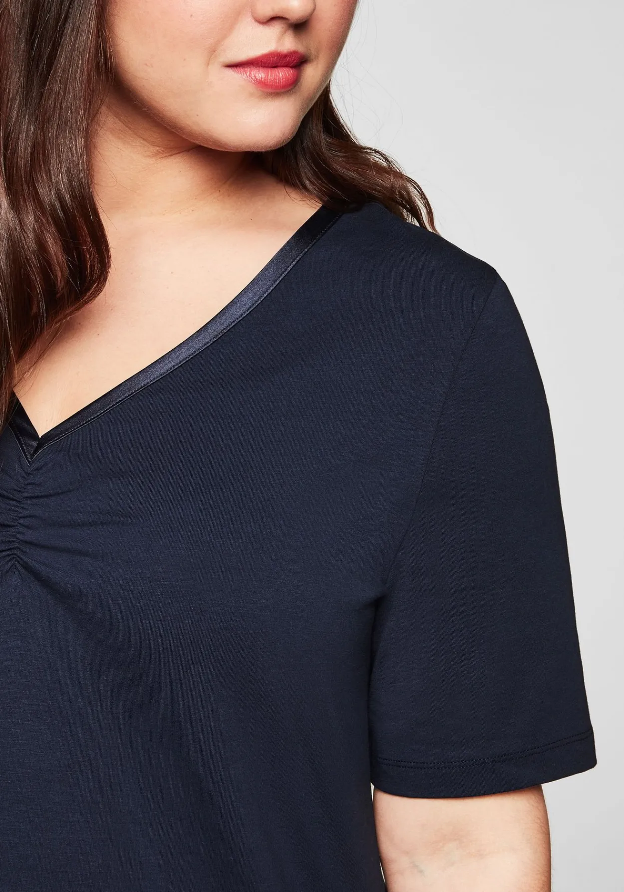 Longshirt in A-Linie mit Raffung am V-Ausschnitt<sheego Clearance