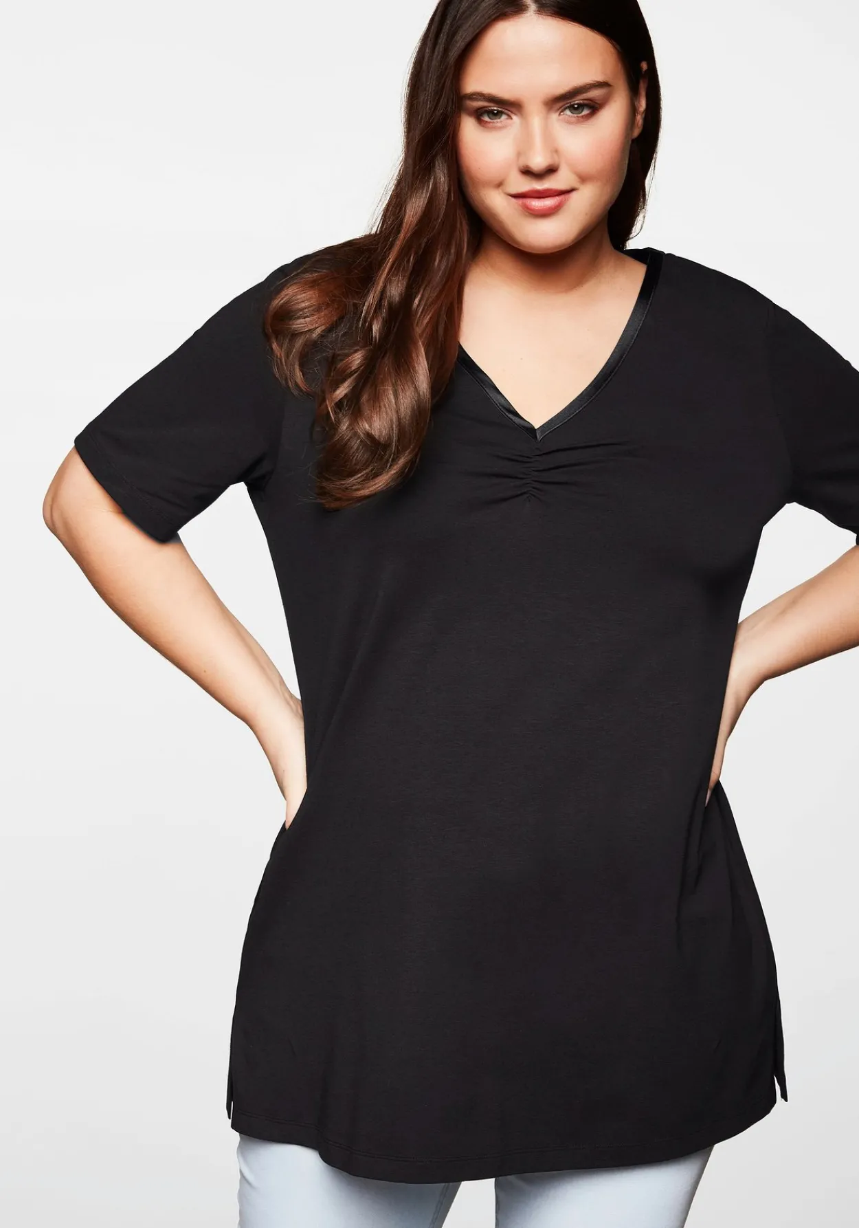 Longshirt in A-Linie mit Raffung am V-Ausschnitt<sheego New