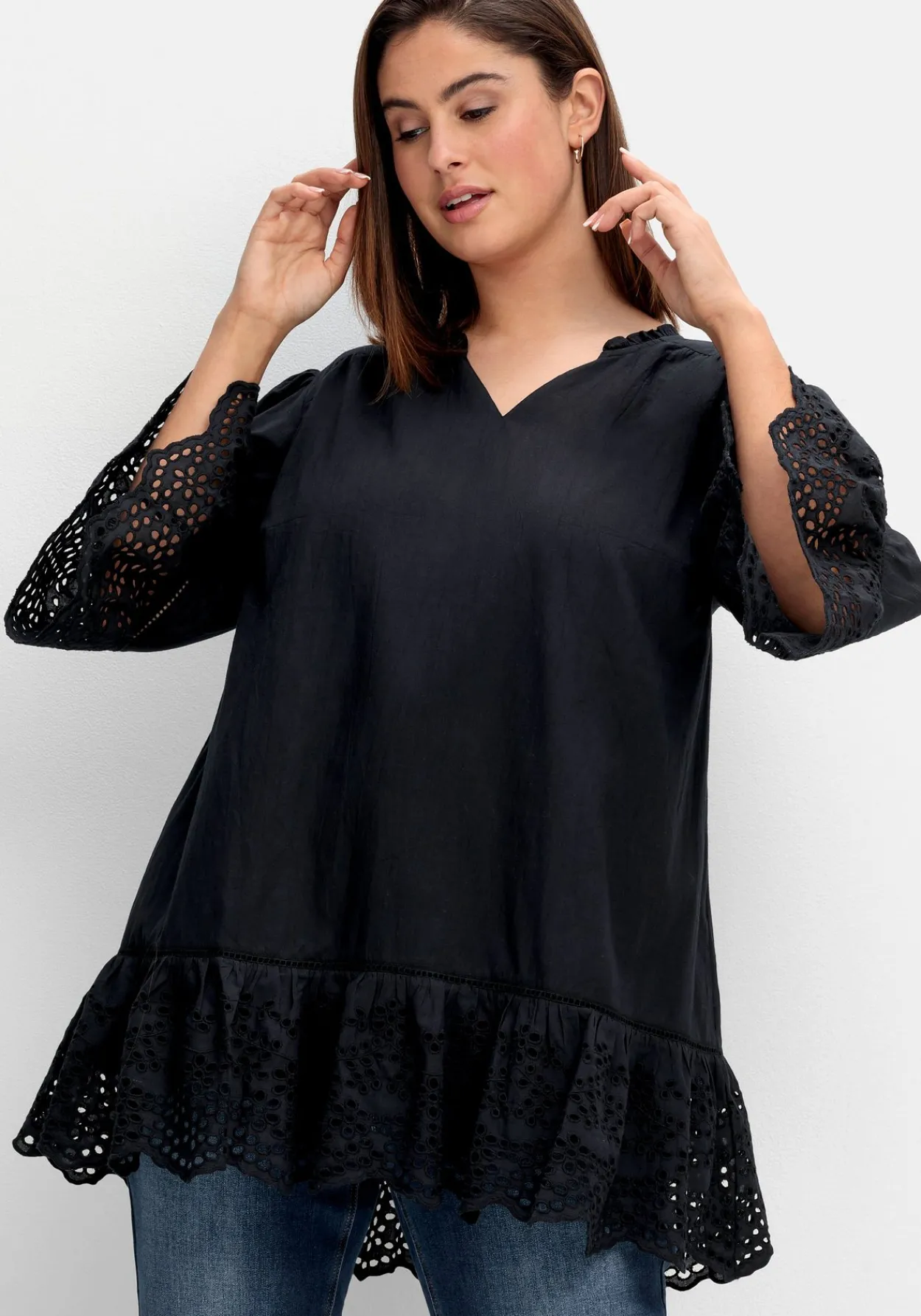 Longtunika mit Lochmusterdetails und Volantspitze<sheego Discount