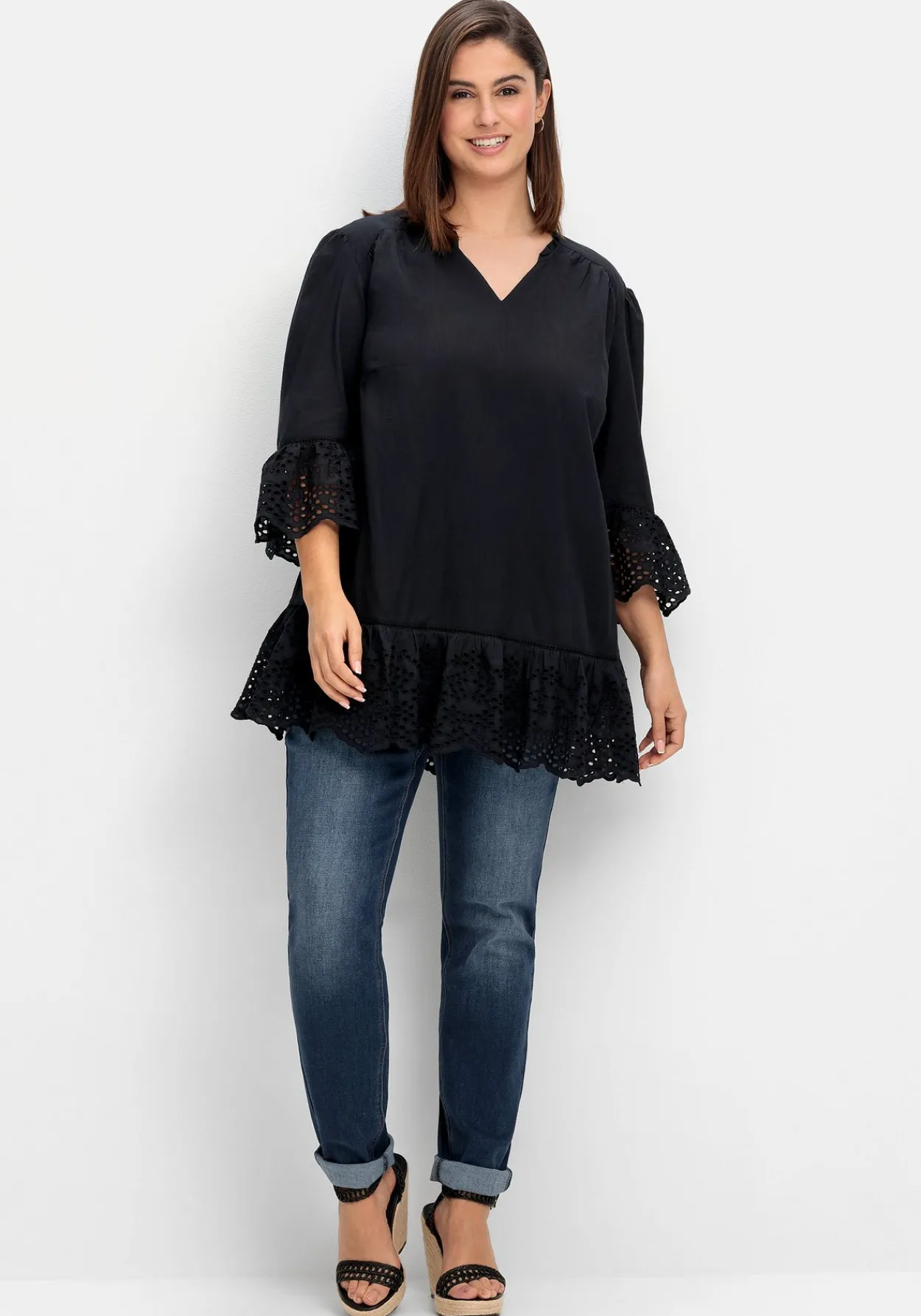 Longtunika mit Lochmusterdetails und Volantspitze<sheego Discount