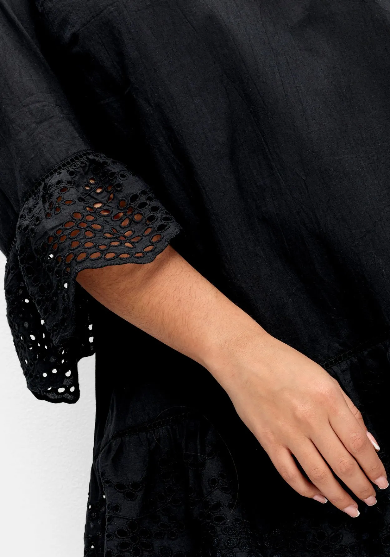 Longtunika mit Lochmusterdetails und Volantspitze<sheego Discount