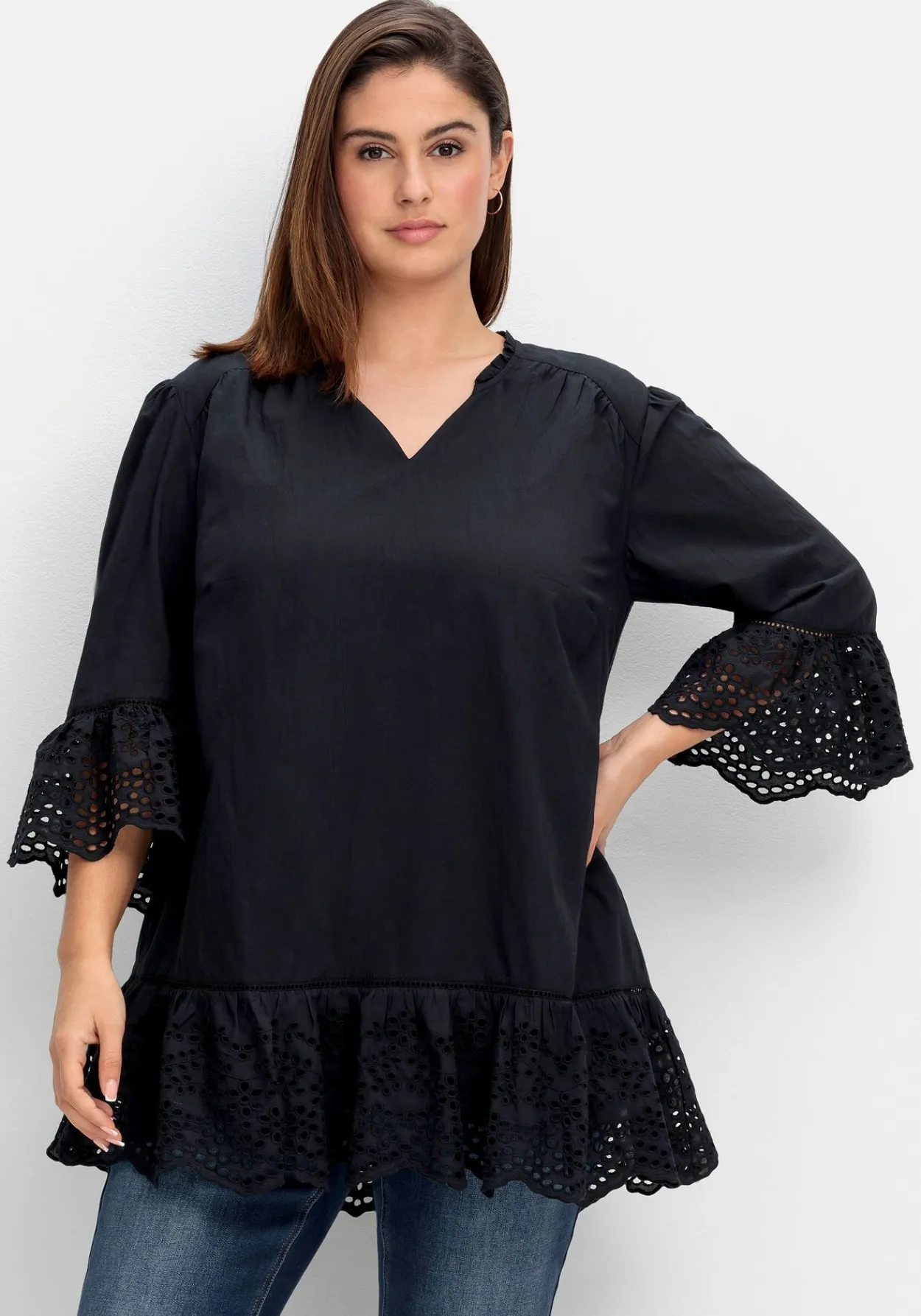Longtunika mit Lochmusterdetails und Volantspitze<sheego Discount