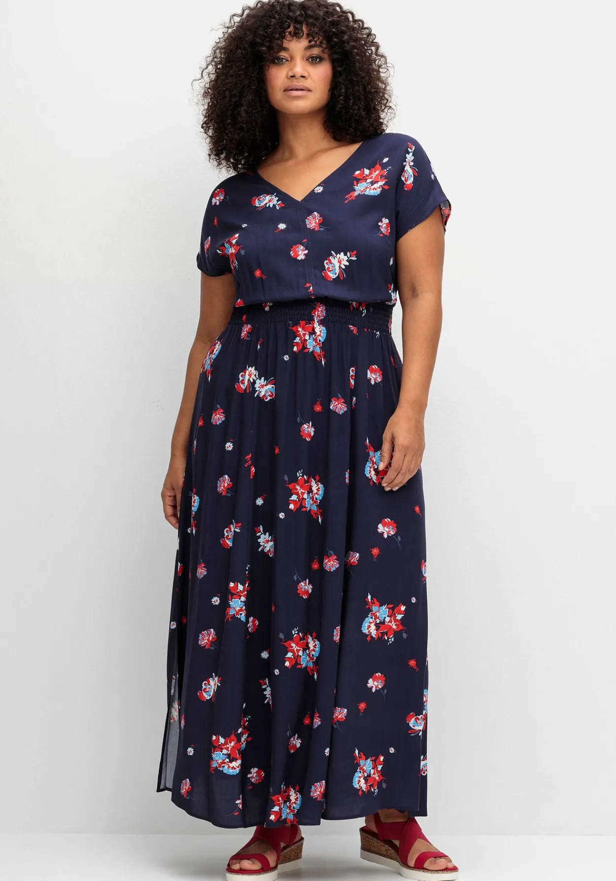Maxikleid mit Alloverdruck und gesmokter Taille<sheego Hot