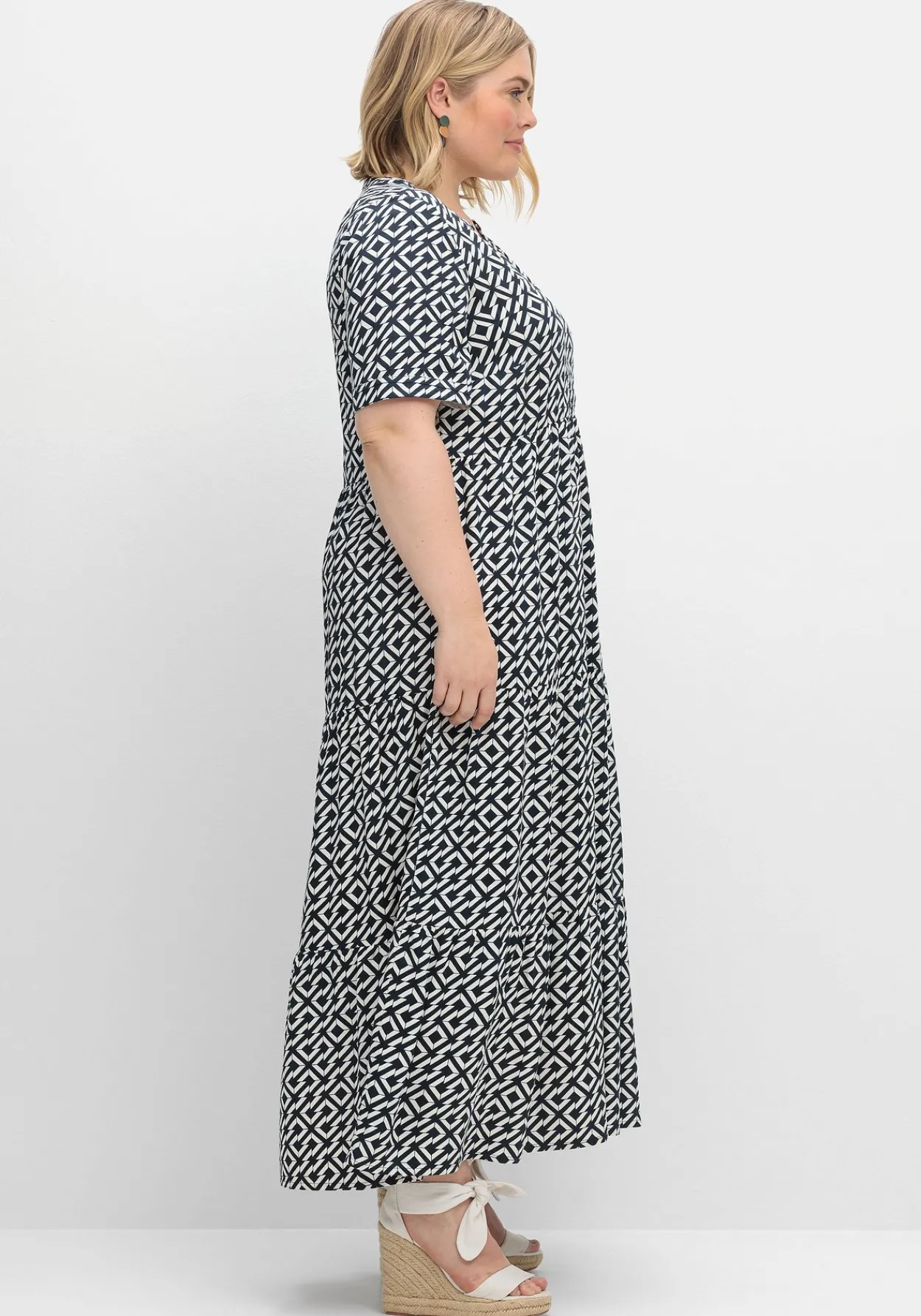 Maxikleid mit Alloverprint und Stufenvolants<sheego Fashion