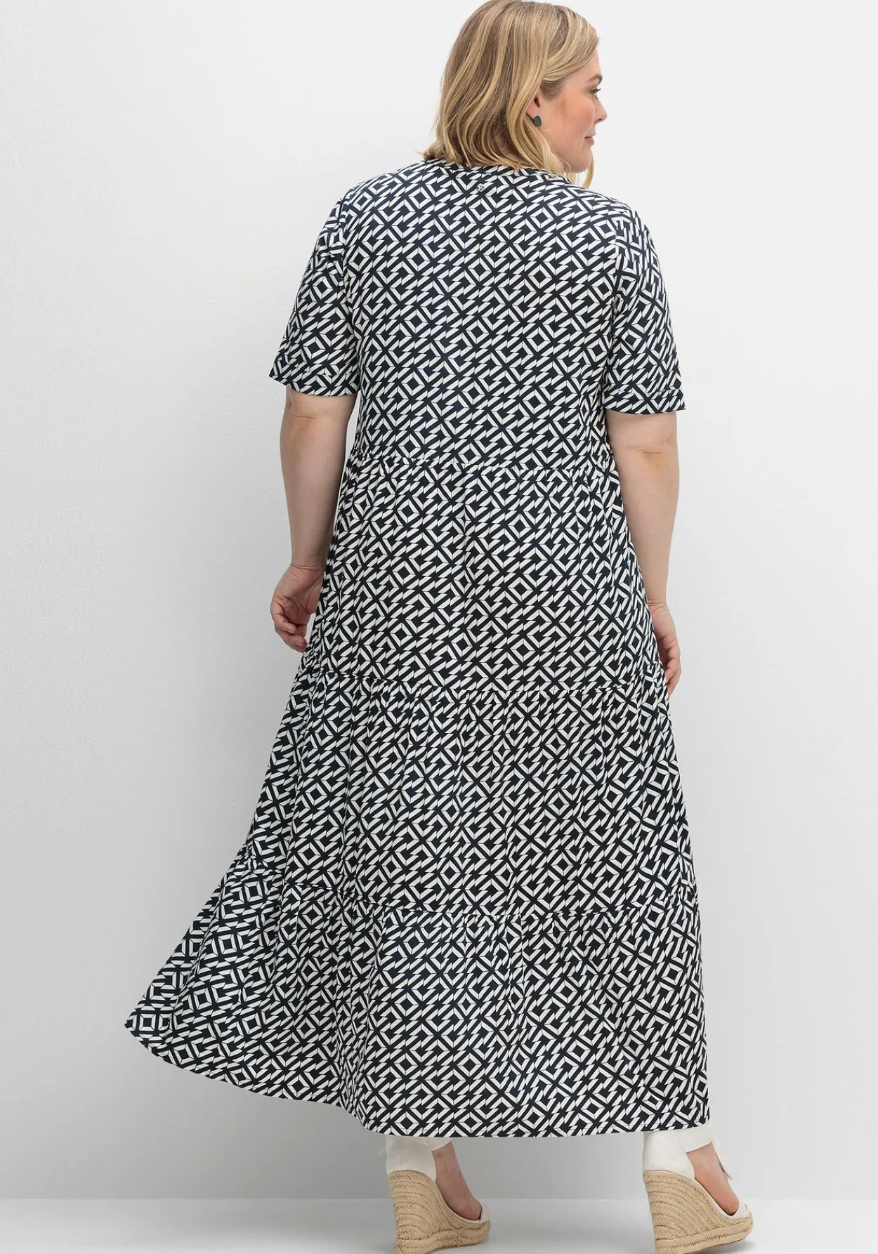 Maxikleid mit Alloverprint und Stufenvolants<sheego Fashion