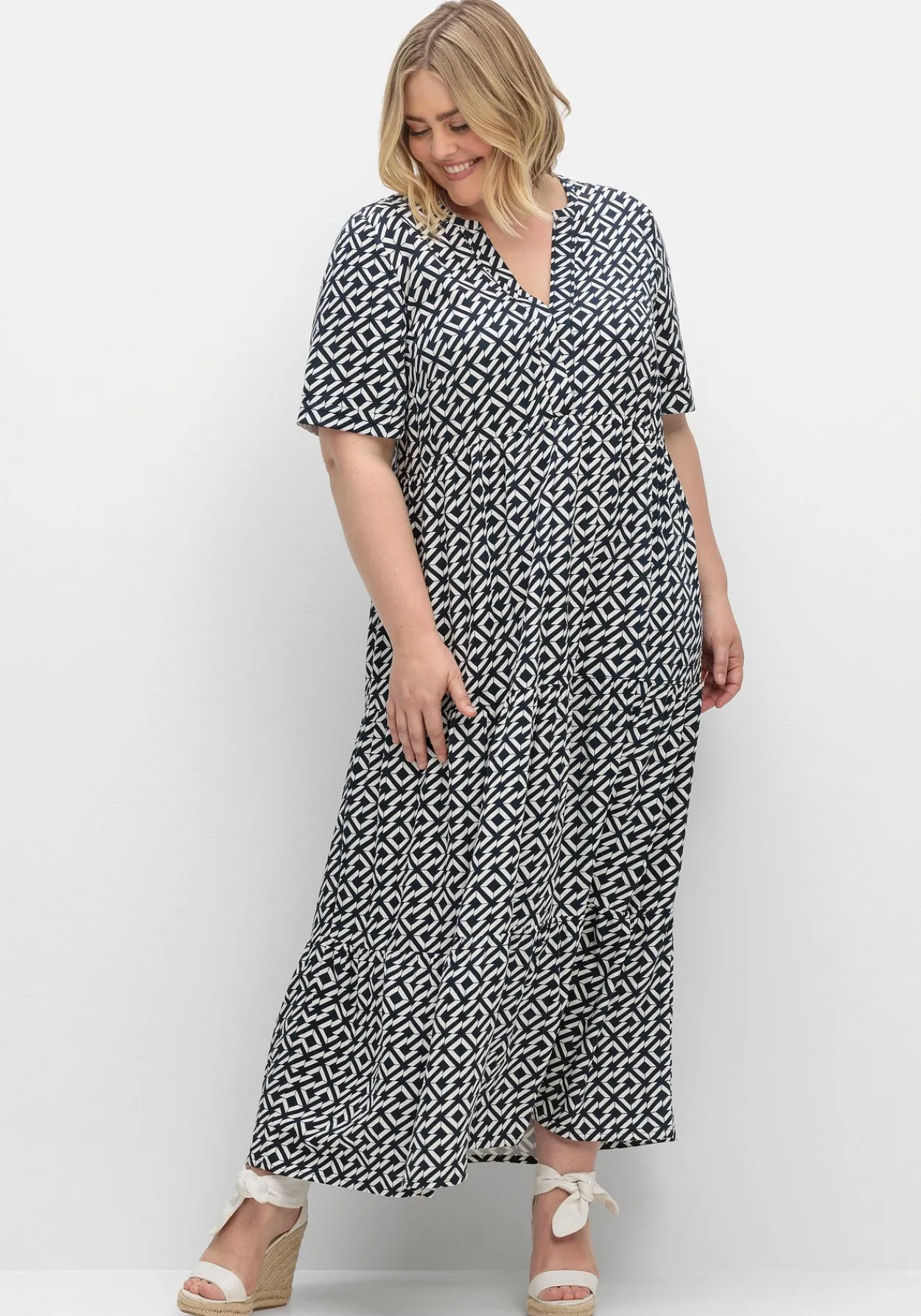 Maxikleid mit Alloverprint und Stufenvolants<sheego Fashion