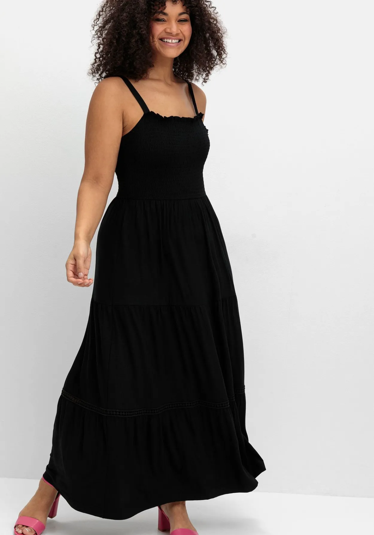 Maxikleid mit Smok-Oberteil und Volantrock<sheego Online