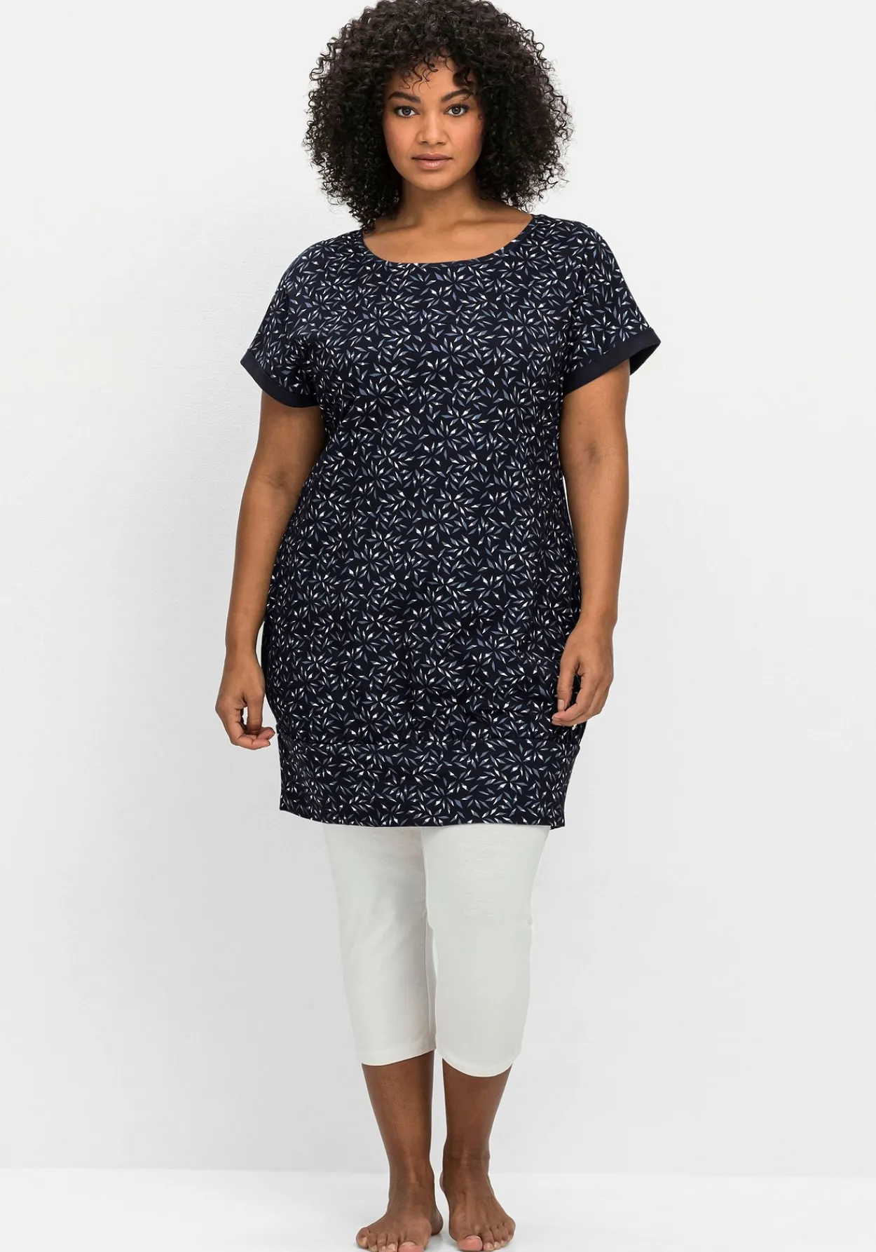 Relax-Shirtkleid mit Alloverdruck und breitem Saum<sheego Online