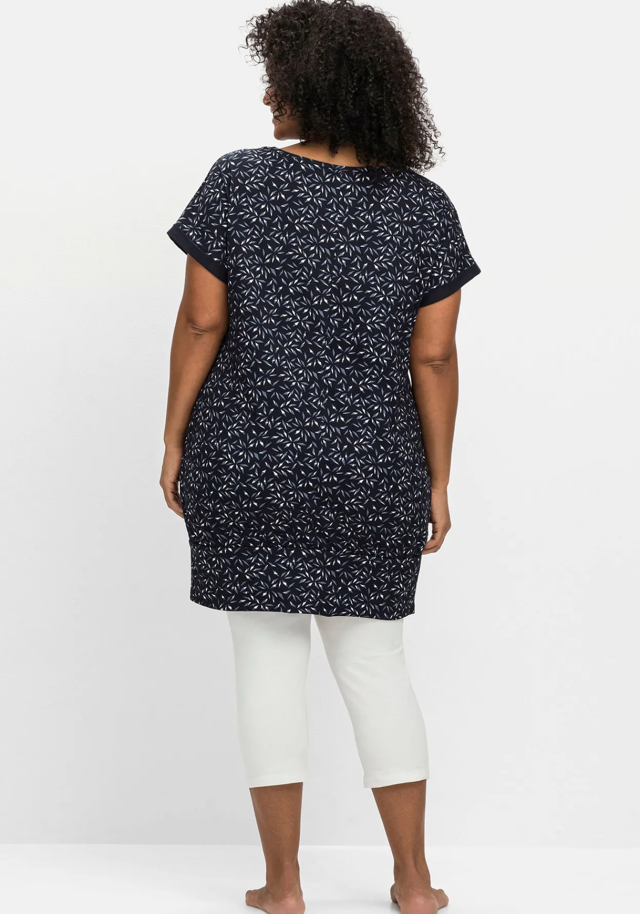 Relax-Shirtkleid mit Alloverdruck und breitem Saum<sheego Online