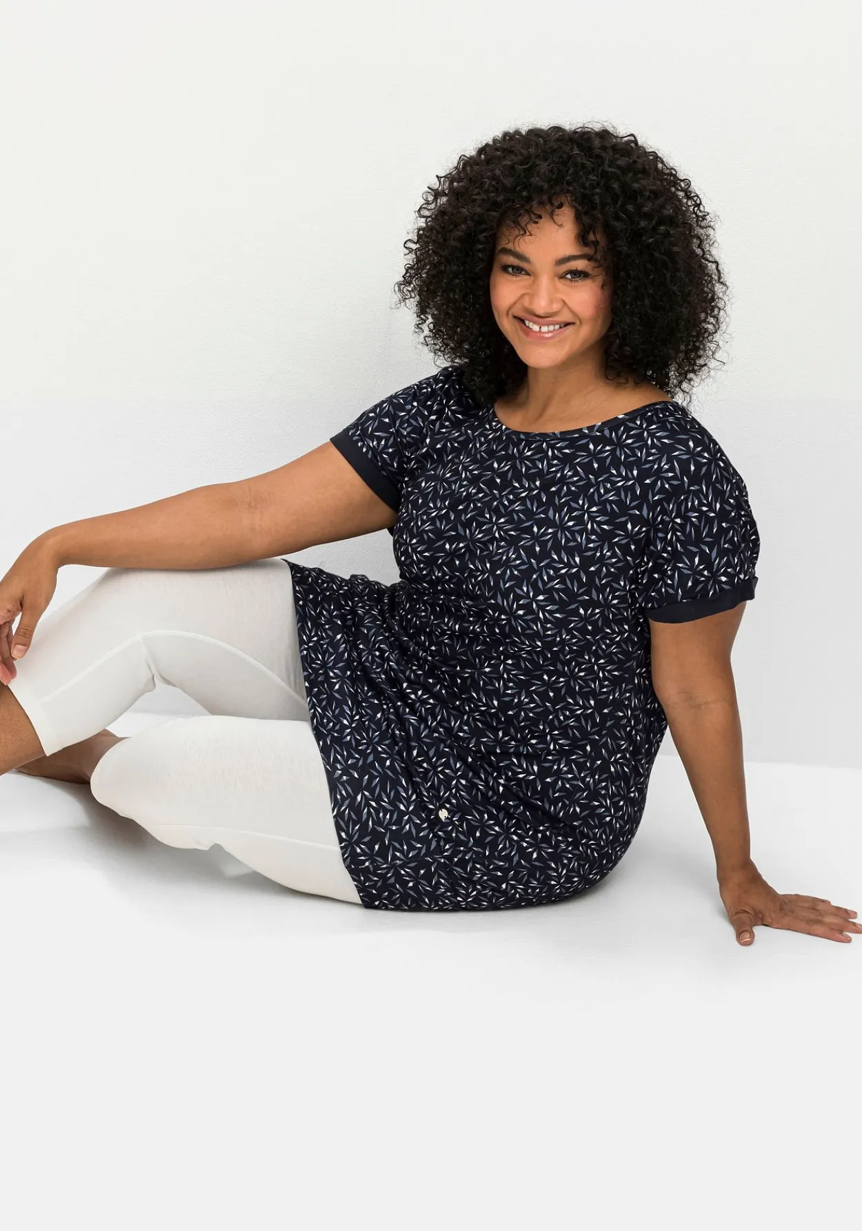 Relax-Shirtkleid mit Alloverdruck und breitem Saum<sheego Online