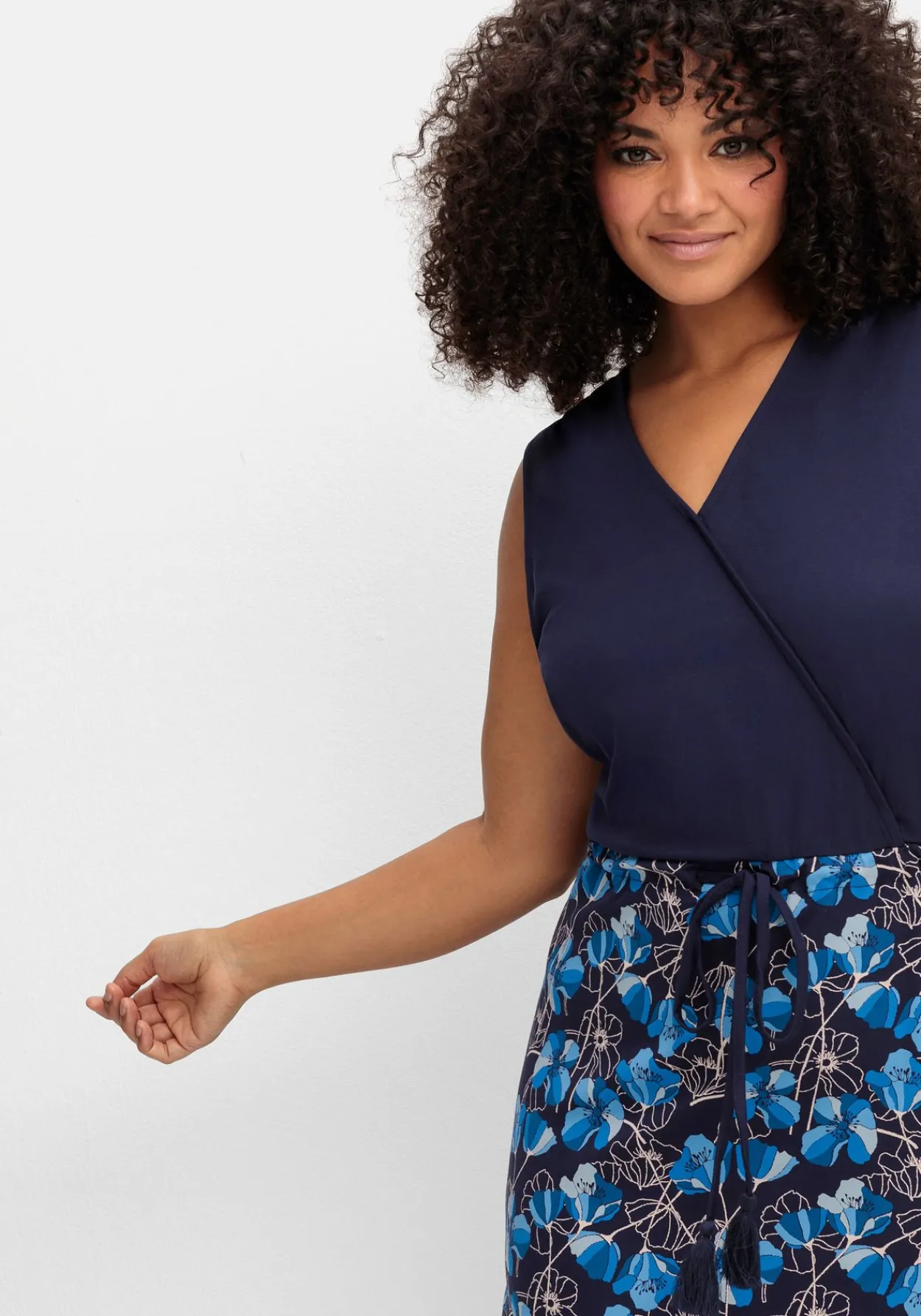Ärmelloses Maxikleid in Wickeloptik<sheego Online