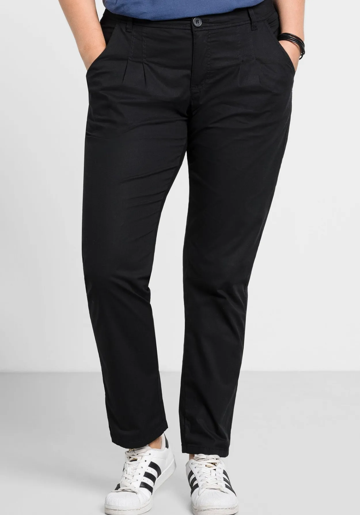Schmal zulaufende Chinohose mit Bundfalten<sheego Best