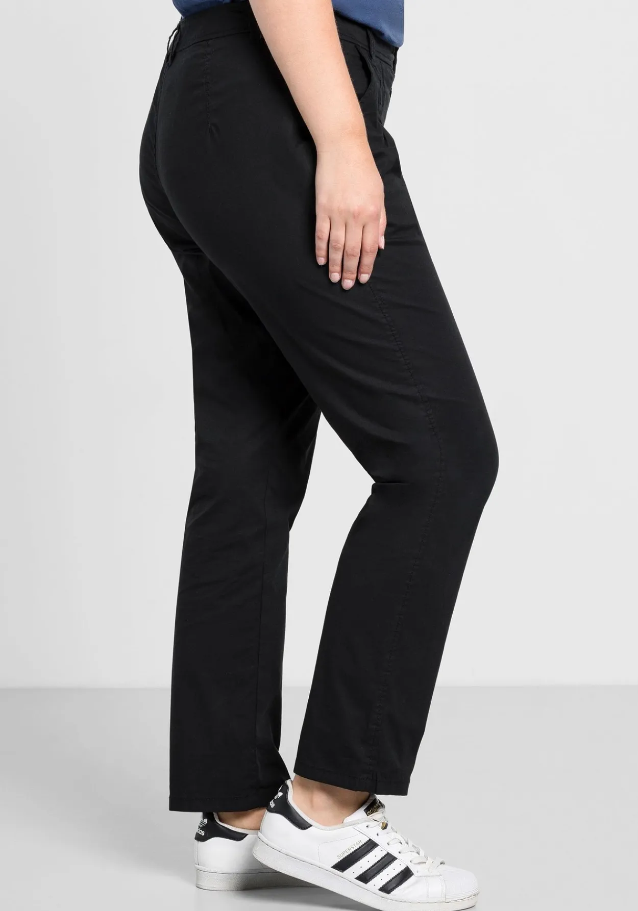 Schmal zulaufende Chinohose mit Bundfalten<sheego Best