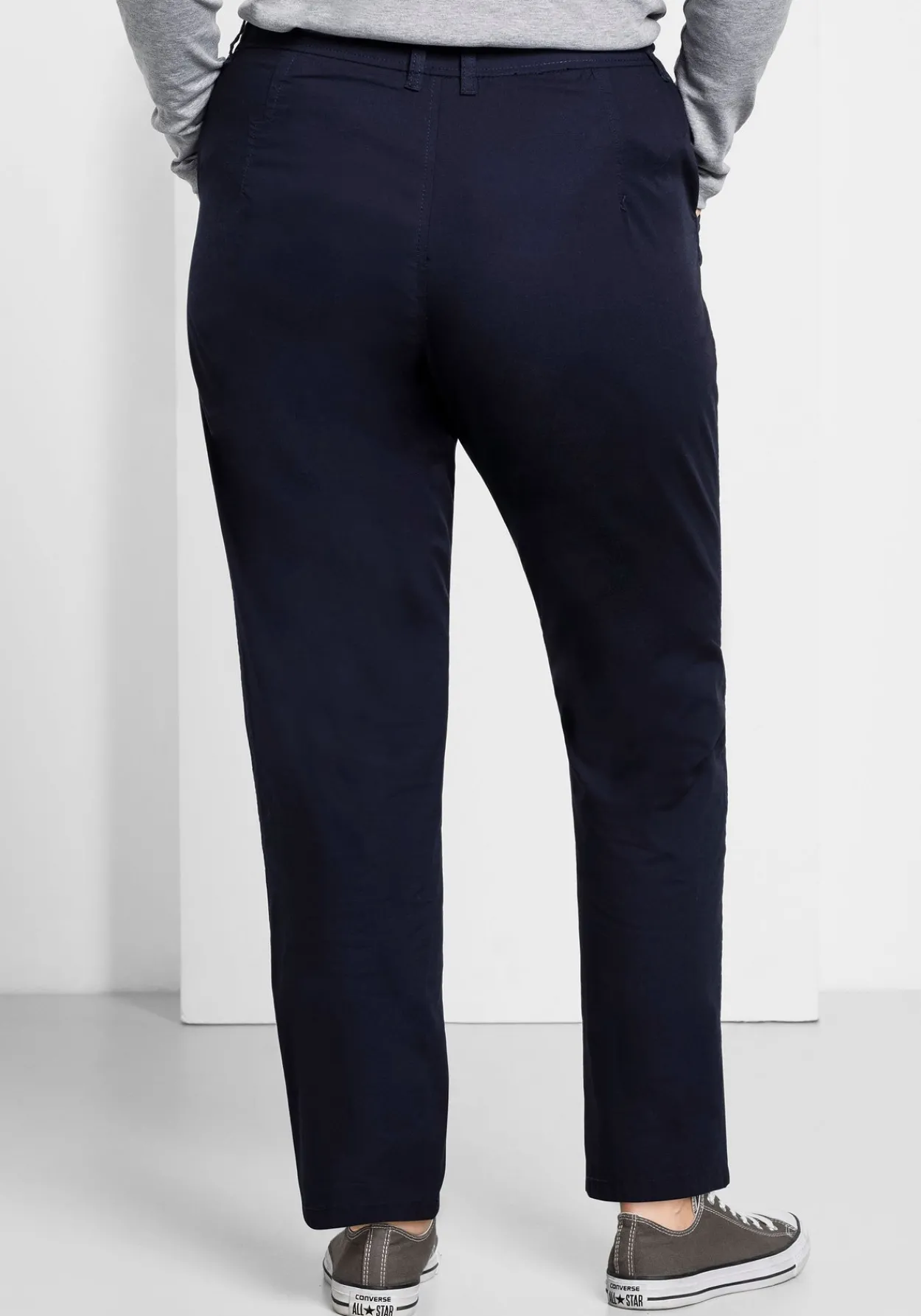 Schmal zulaufende Chinohose mit Bundfalten<sheego Discount