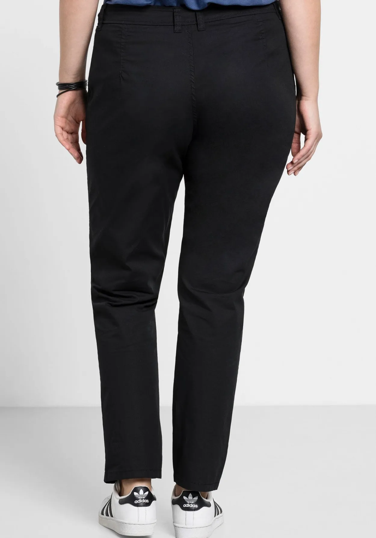 Schmal zulaufende Chinohose mit Bundfalten<sheego Best