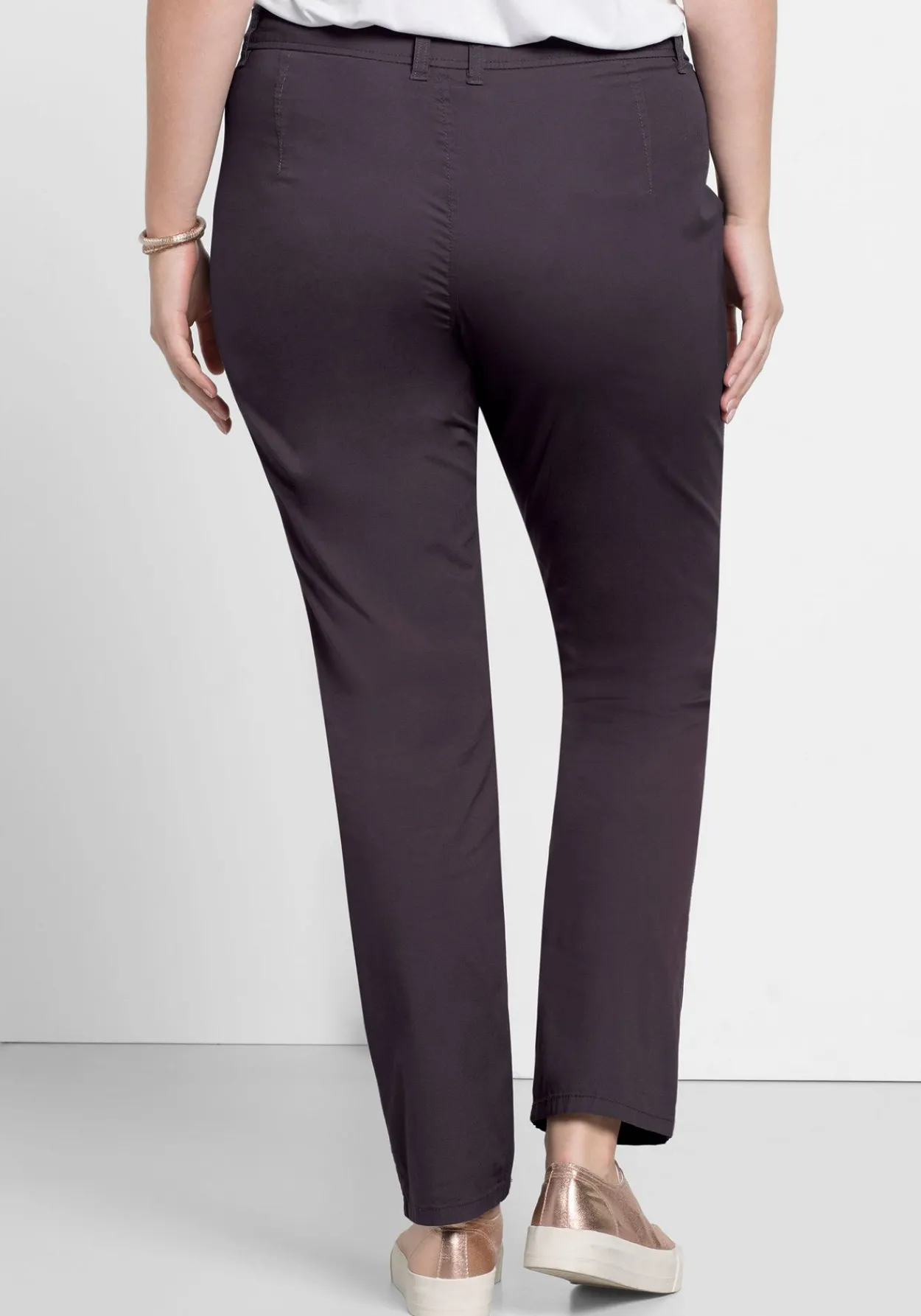 Schmal zulaufende Chinohose mit Bundfalten<sheego Online