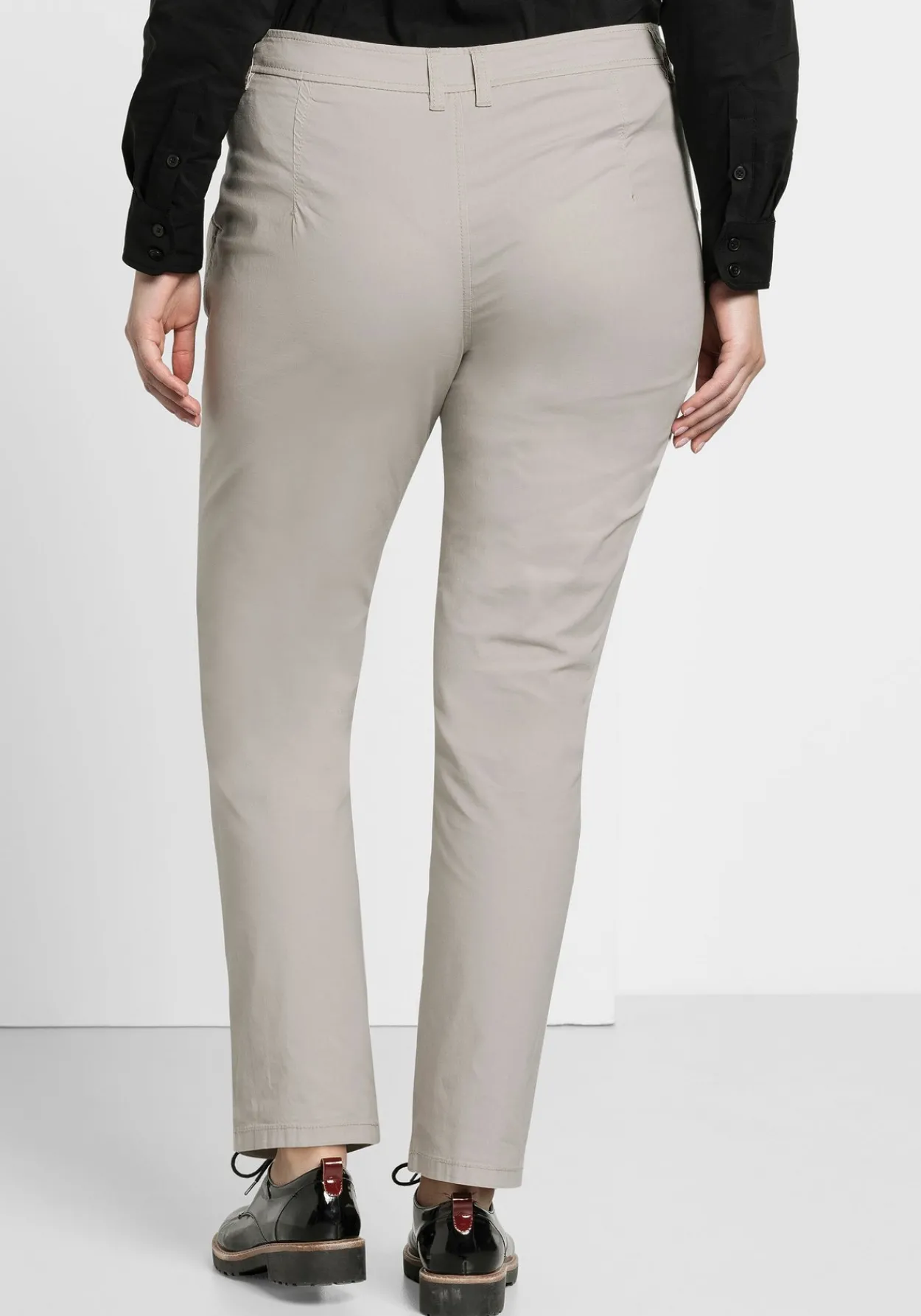 Schmal zulaufende Chinohose mit Bundfalten<sheego Sale