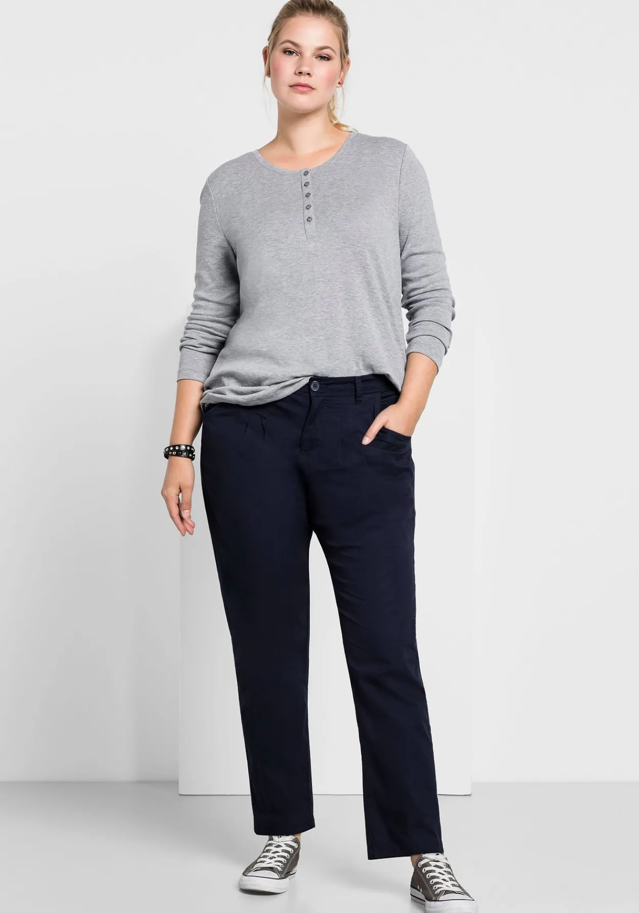 Schmal zulaufende Chinohose mit Bundfalten<sheego Discount