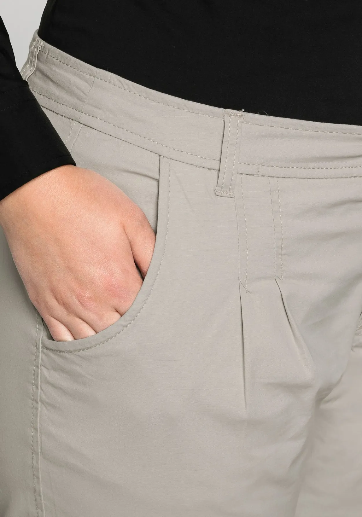 Schmal zulaufende Chinohose mit Bundfalten<sheego Sale