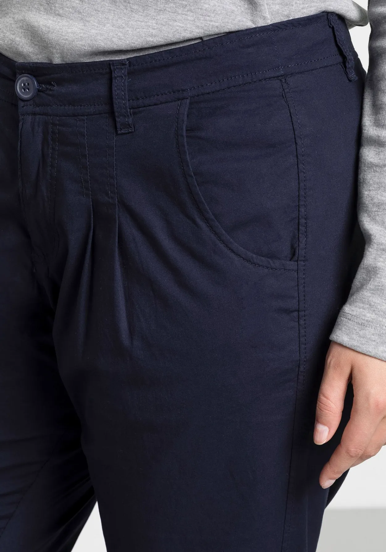 Schmal zulaufende Chinohose mit Bundfalten<sheego Discount