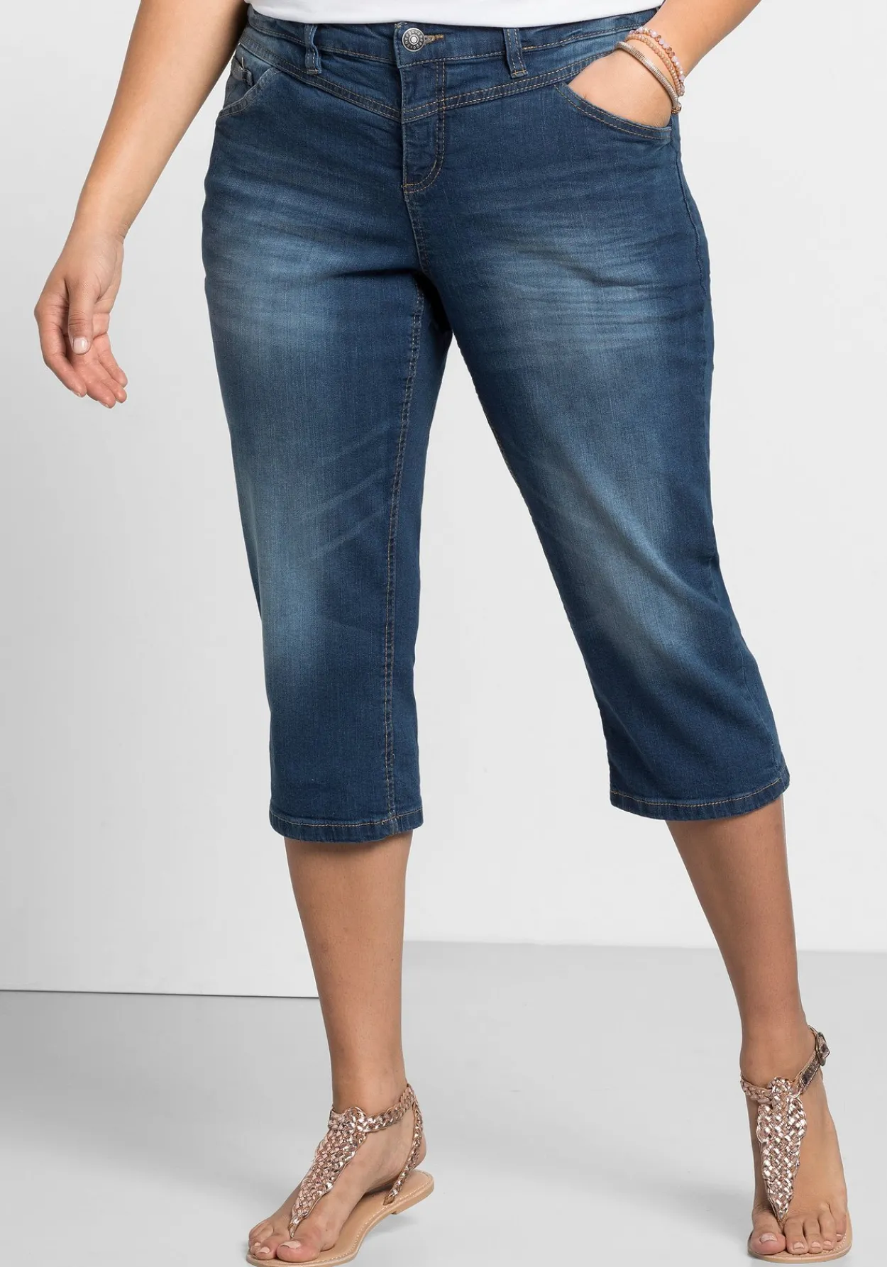 Schmale Caprijeans mit Used-Effekten<sheego Clearance