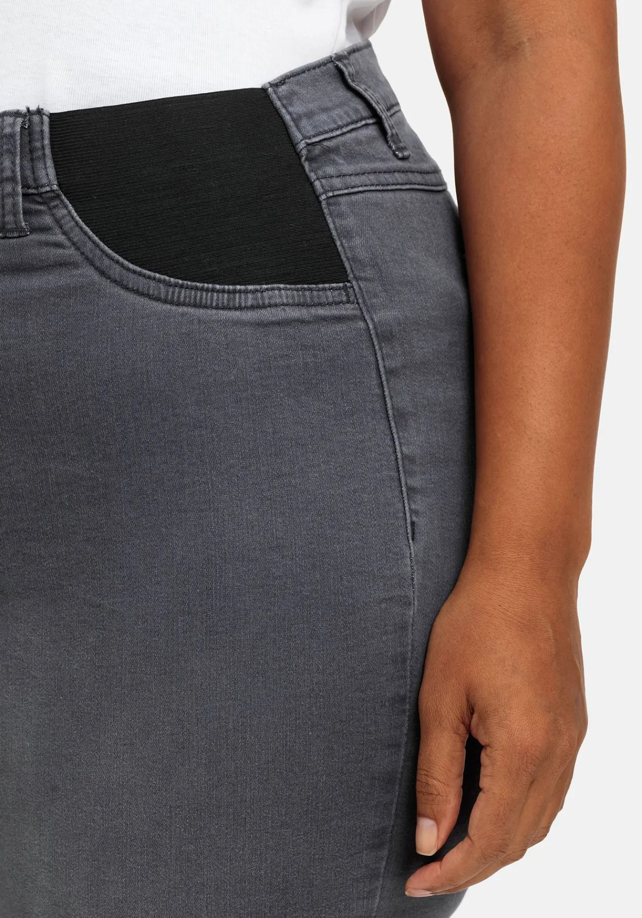 Schmale Jeans mit elastischen Kontrast-Einsätzen<sheego Sale
