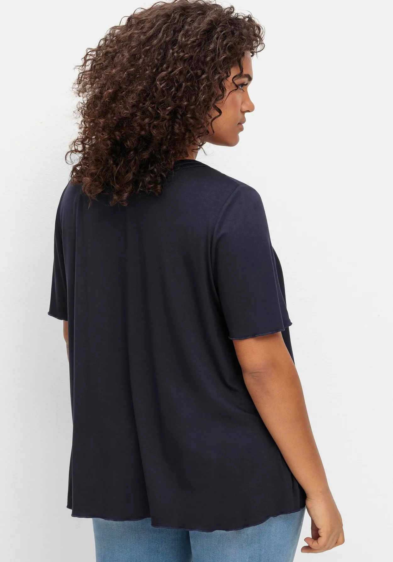 Shirt in A-Linie mit dekorativer Blende, aus Viskose-Jersey<sheego Outlet