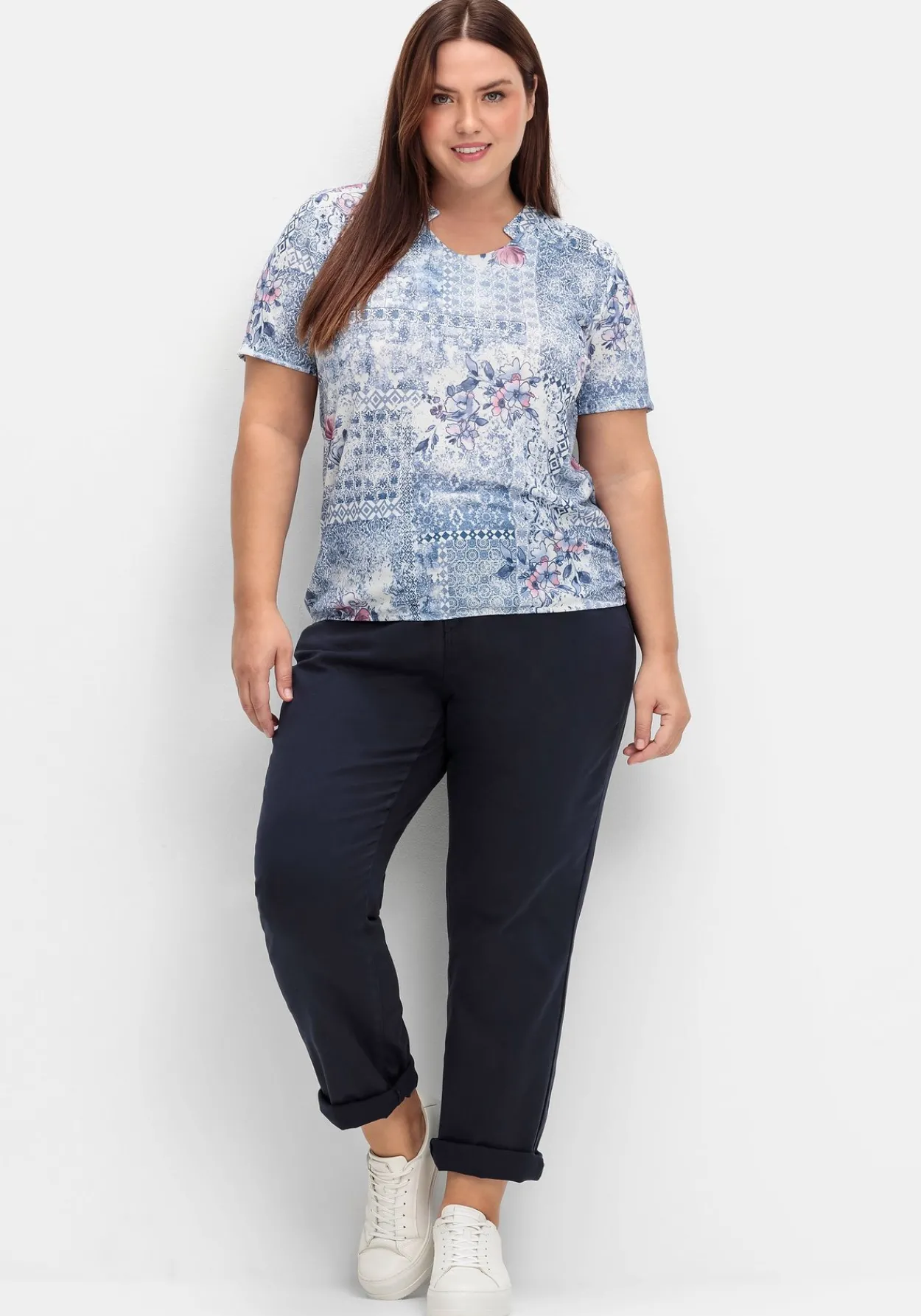 Shirt mit Alloverprint und V-Ausschnitt<sheego Hot