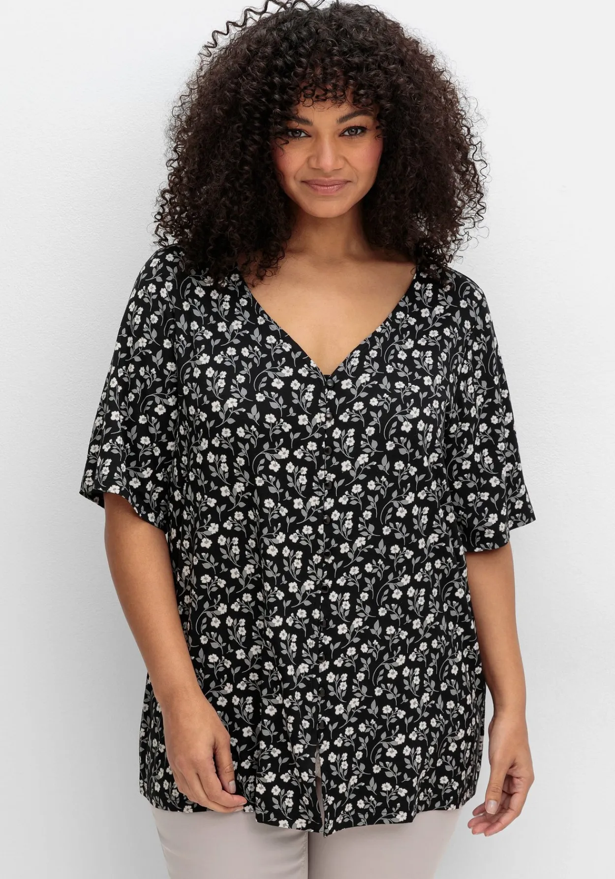Shirt mit Blümchenprint und Knopfleiste<sheego Hot