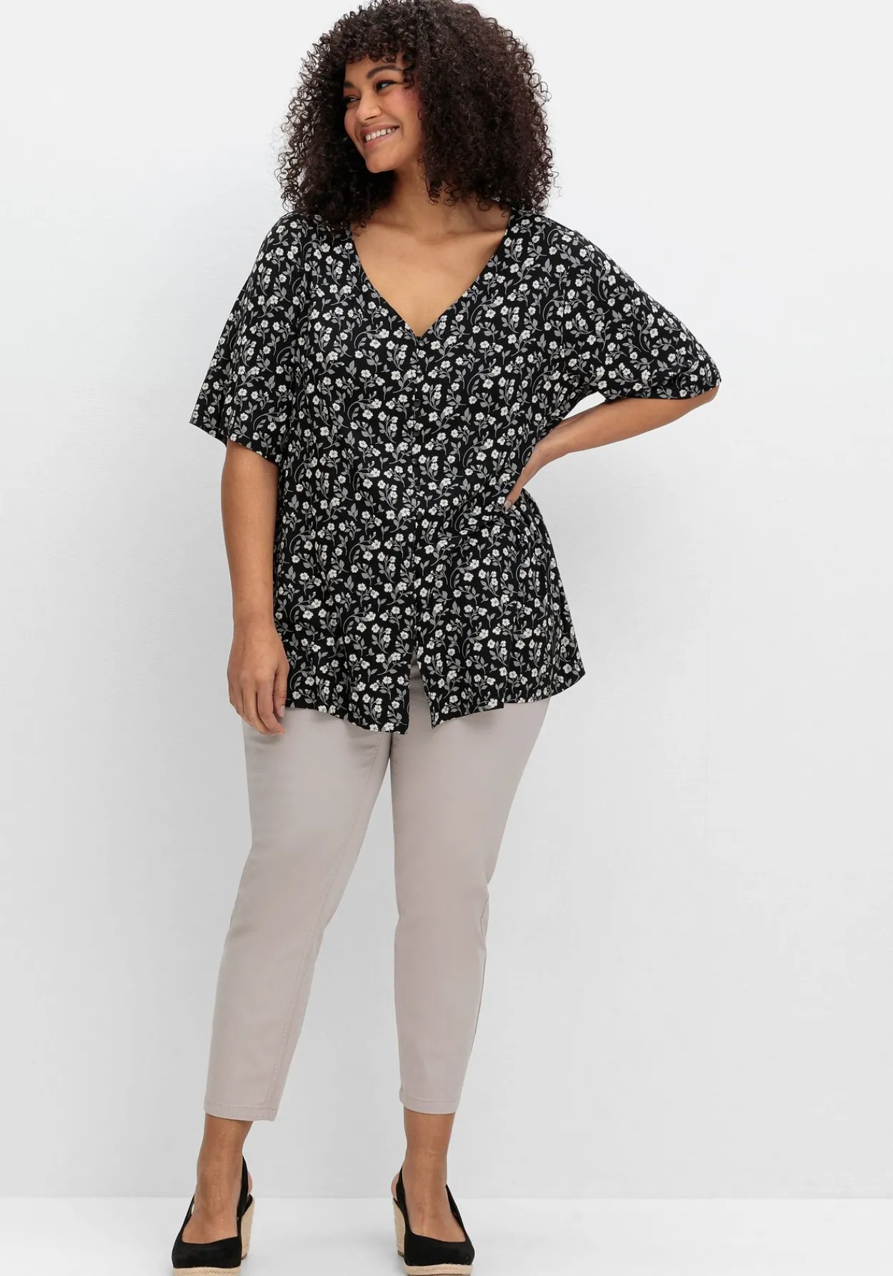 Shirt mit Blümchenprint und Knopfleiste<sheego Hot