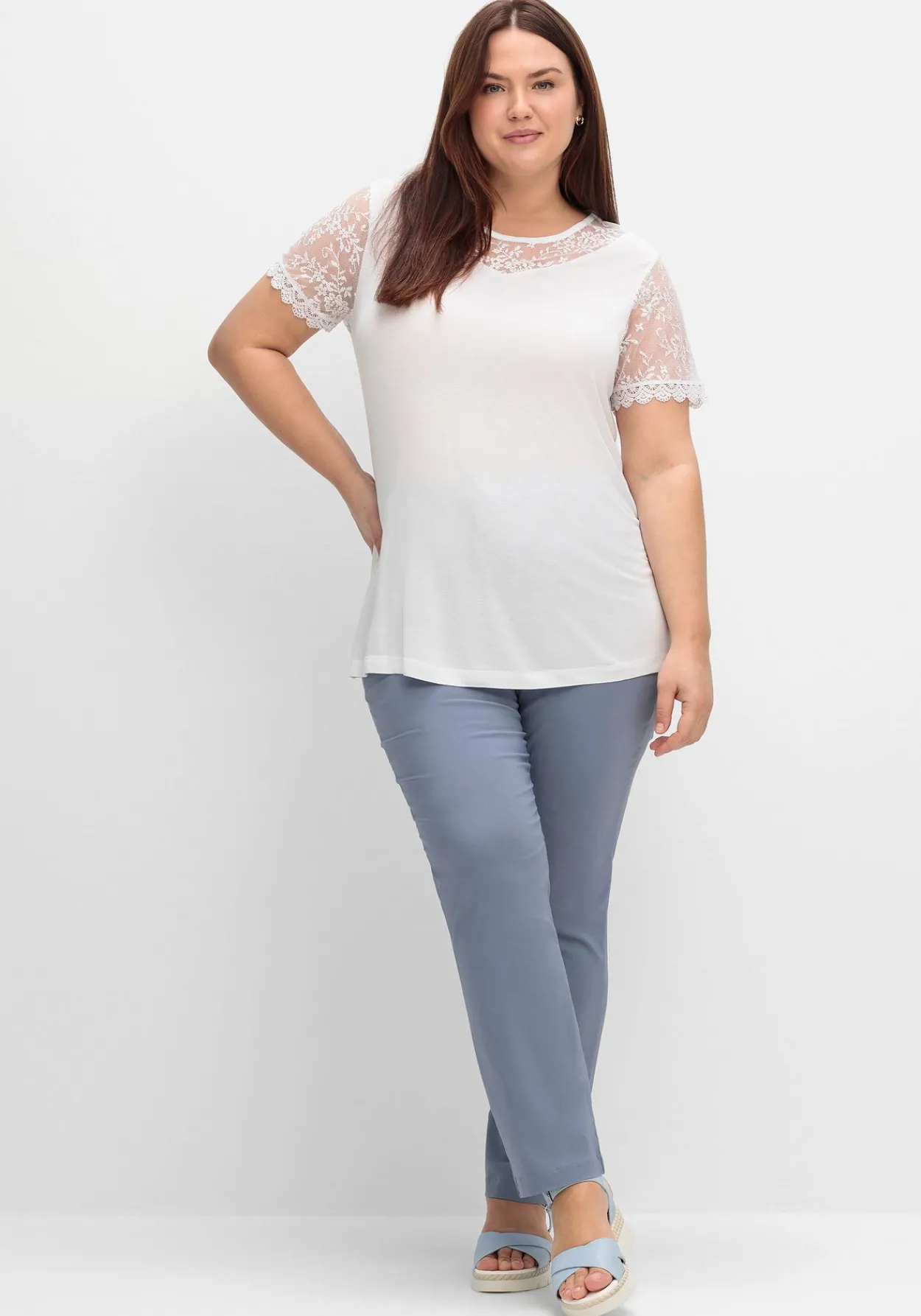Shirt mit Einsätzen aus floraler Spitze, leicht tailliert<sheego Hot