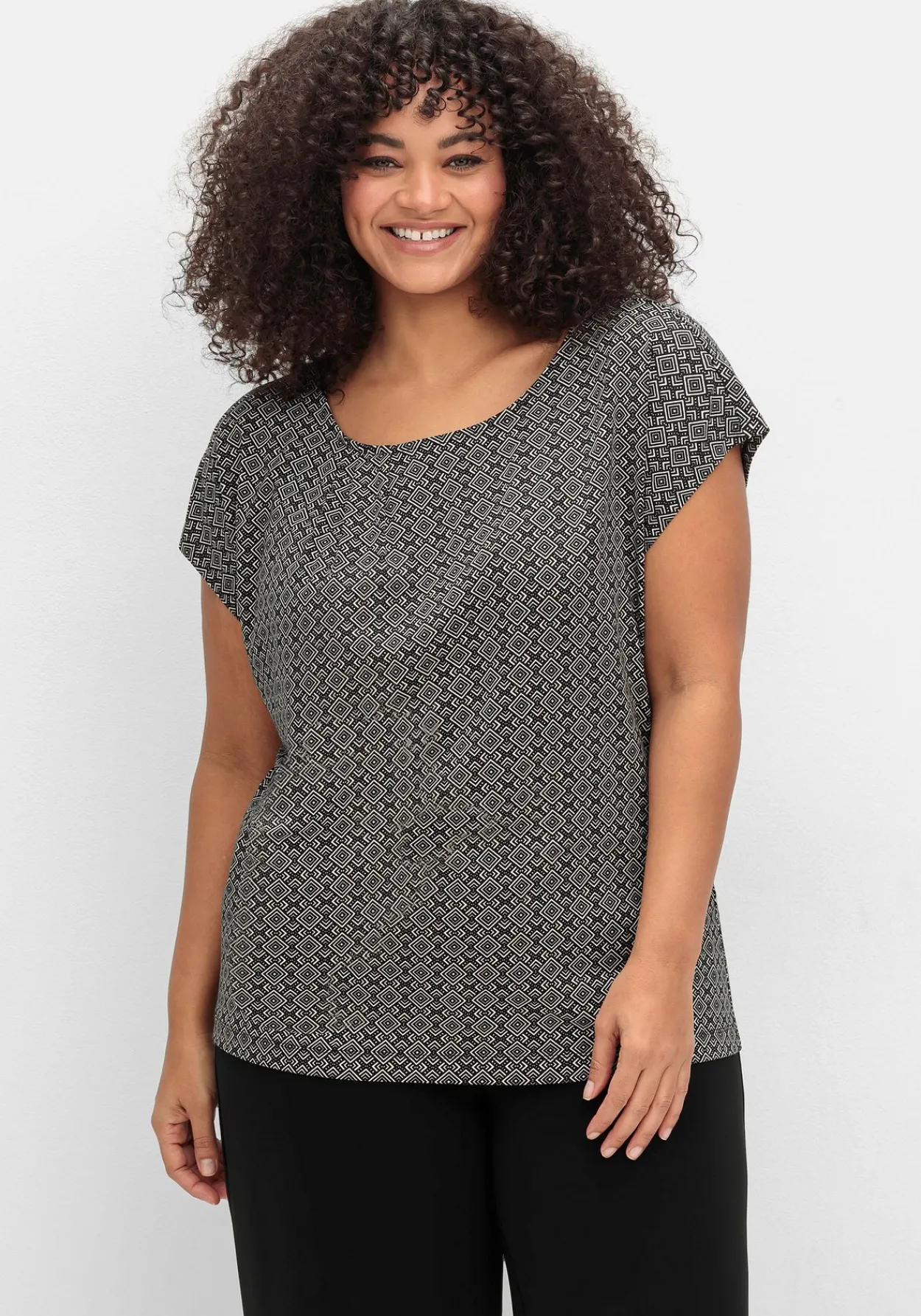 Shirt mit grafischem Minimalprint<sheego Online