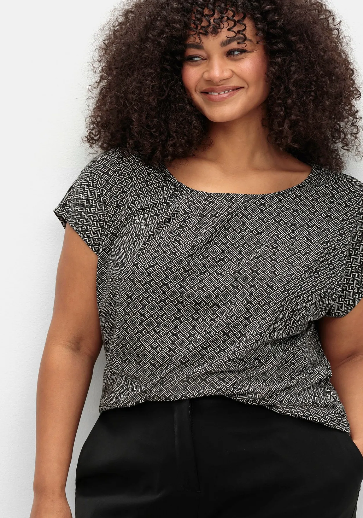 Shirt mit grafischem Minimalprint<sheego Online