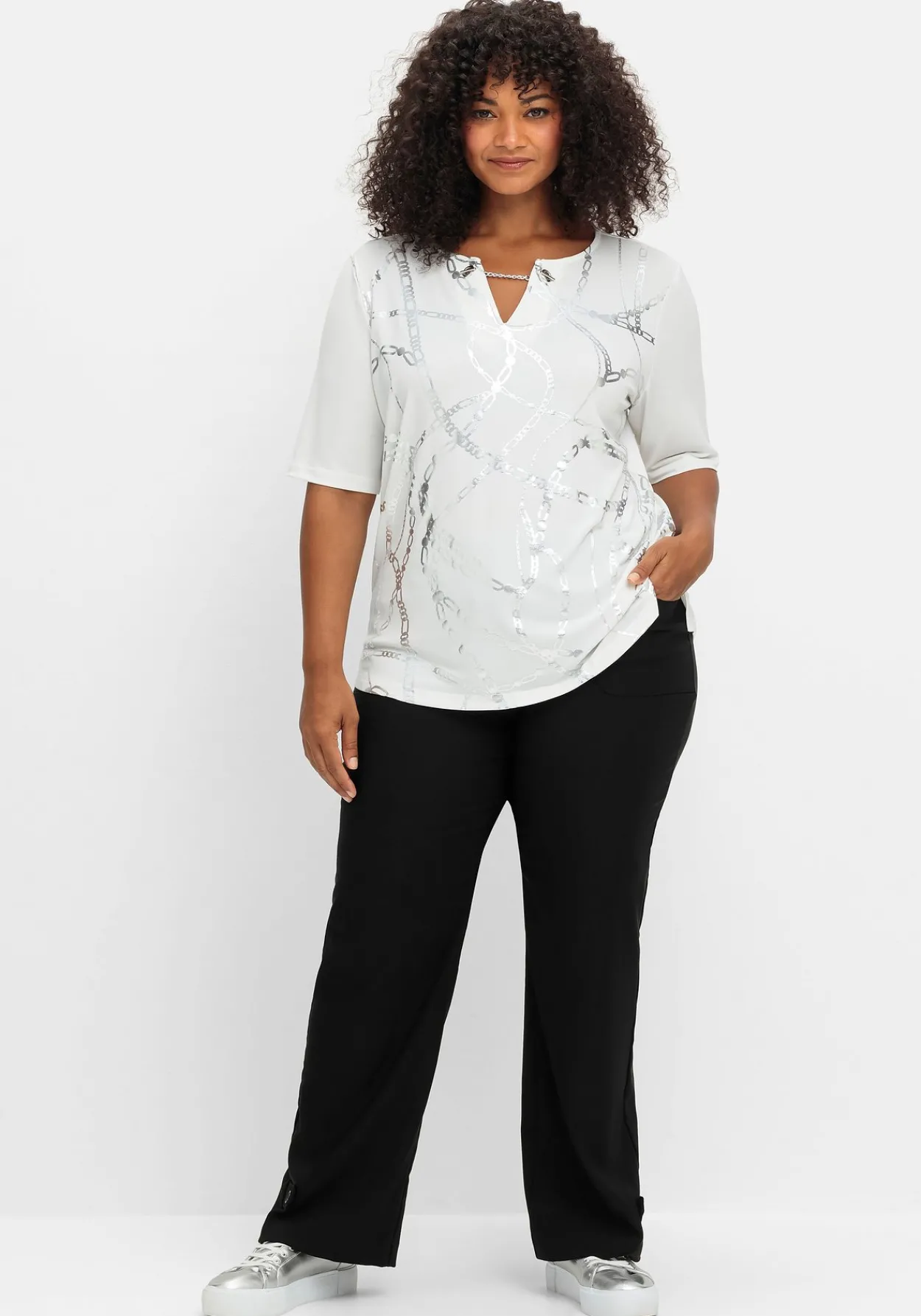 Shirt mit Ösen und Metallkette am Ausschnitt<sheego Sale