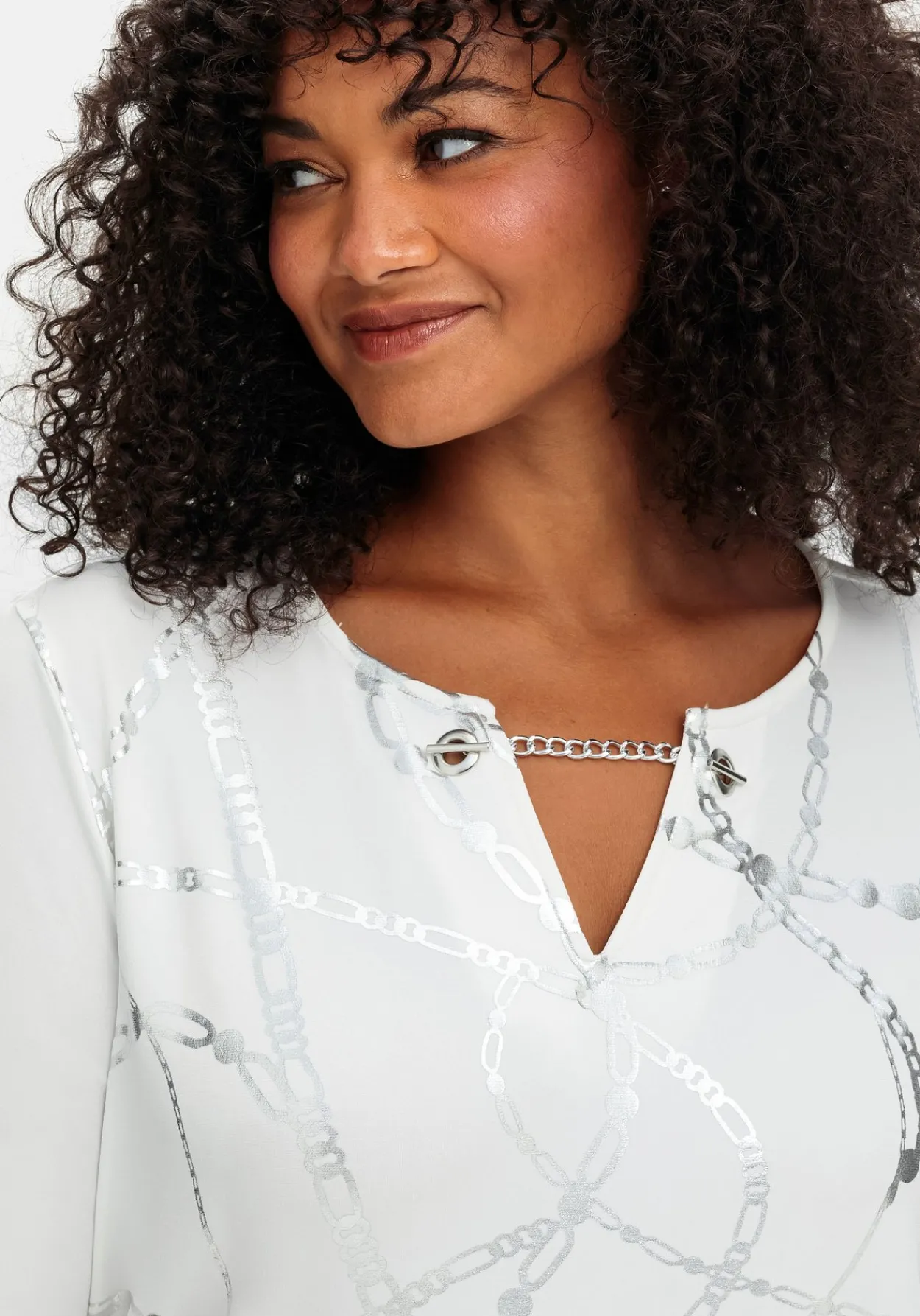 Shirt mit Ösen und Metallkette am Ausschnitt<sheego Sale