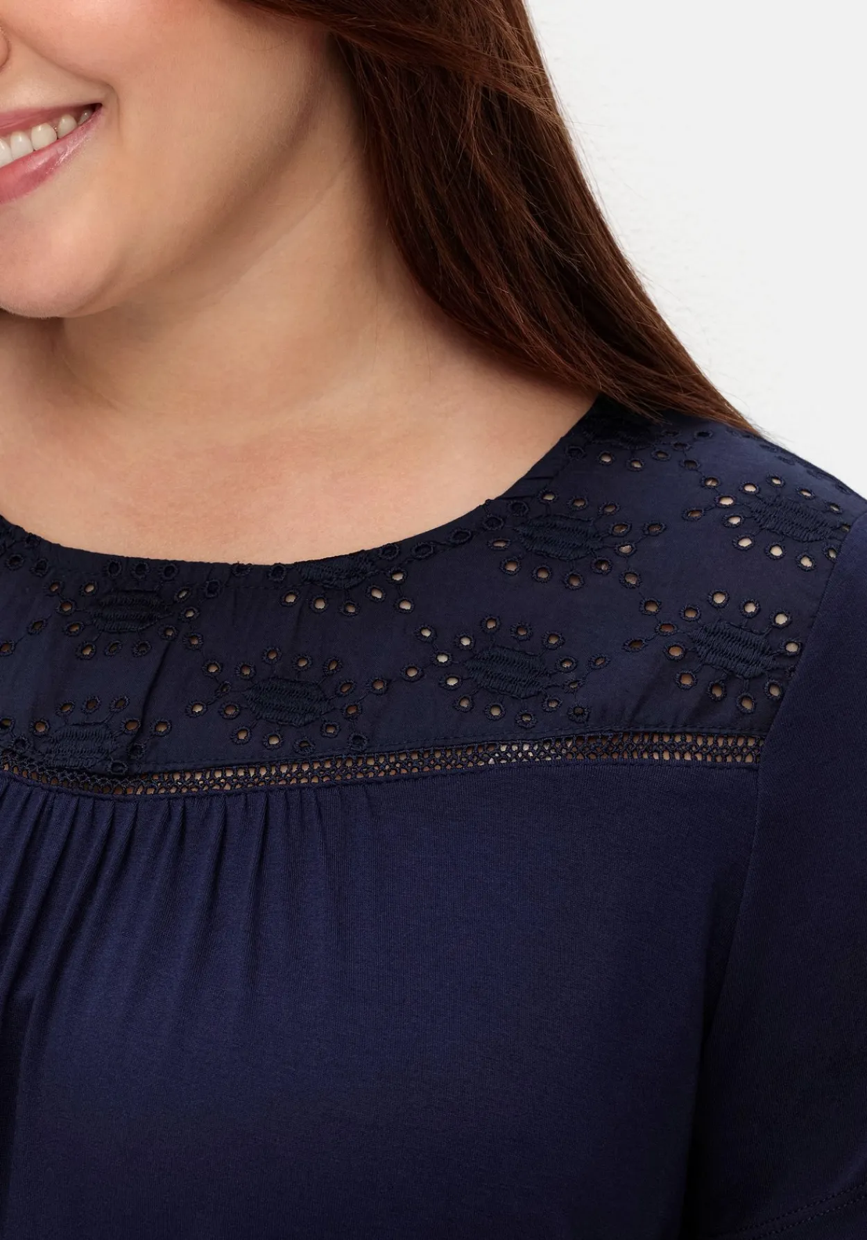 Shirt mit Spitzeneinsatz, aus Viskosejersey<sheego Clearance