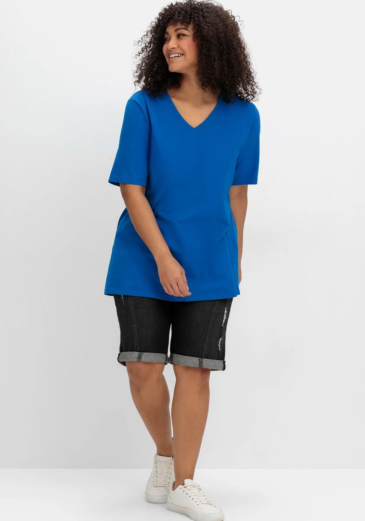 Shirt mit V-Ausschnitt, aus leichtem Jersey<sheego Fashion